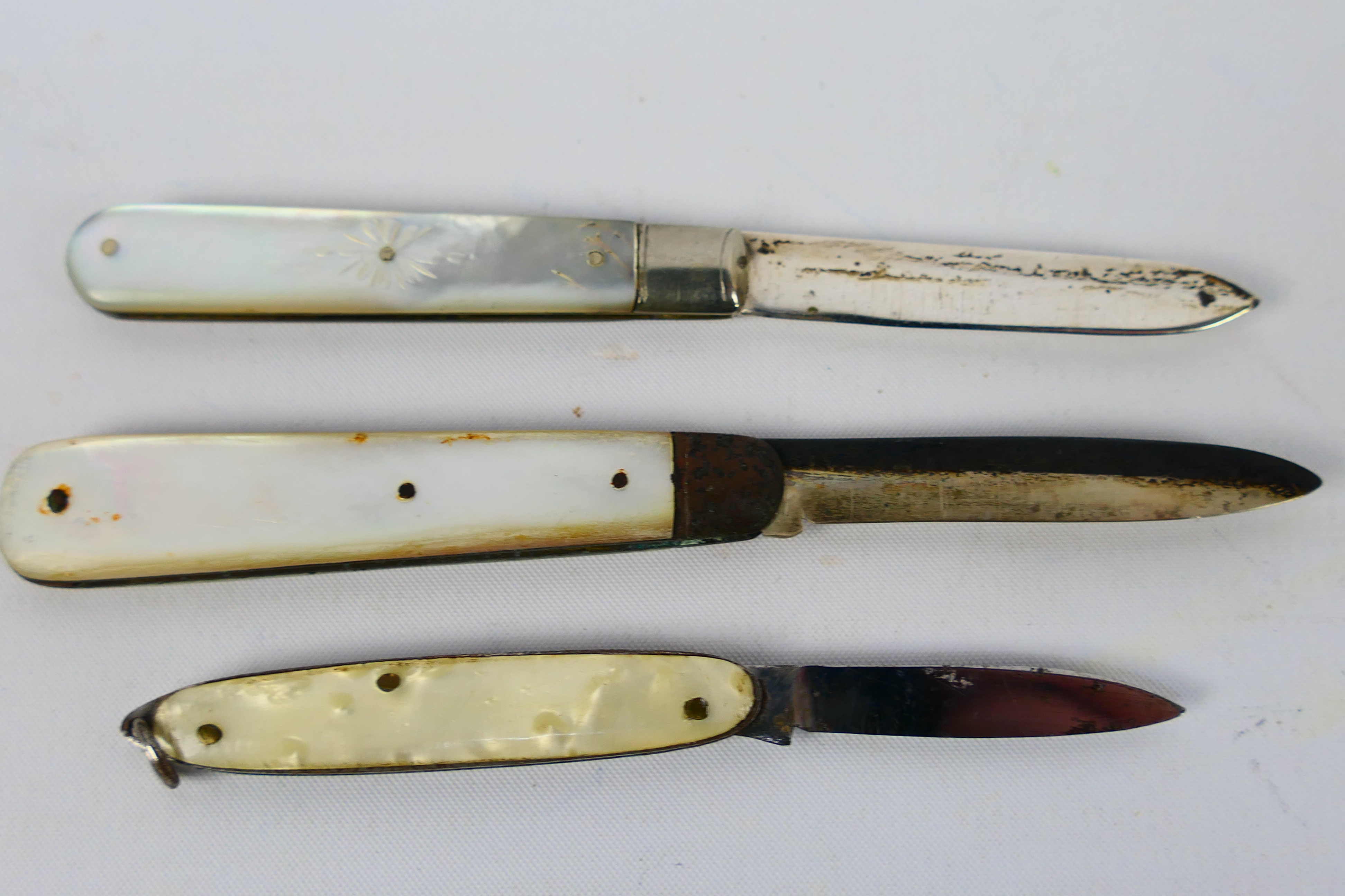 Two silver and mother of pearl folding knives, largest 11.5 cm (l) when opened and one similar. - Image 5 of 7