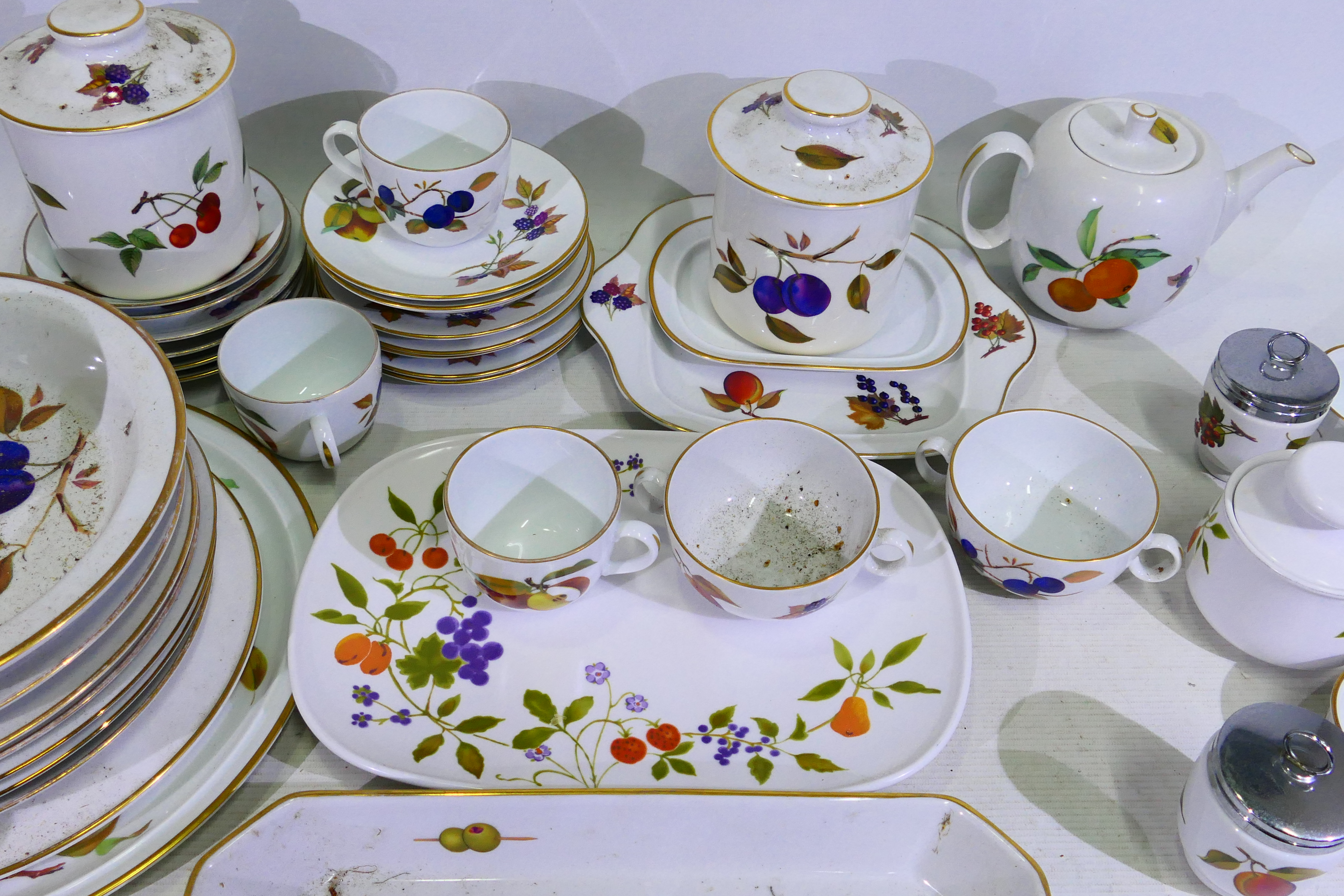 Royal Worcester - A quantity of table wares in the Evesham pattern, approximately 53 pieces. - Image 3 of 7