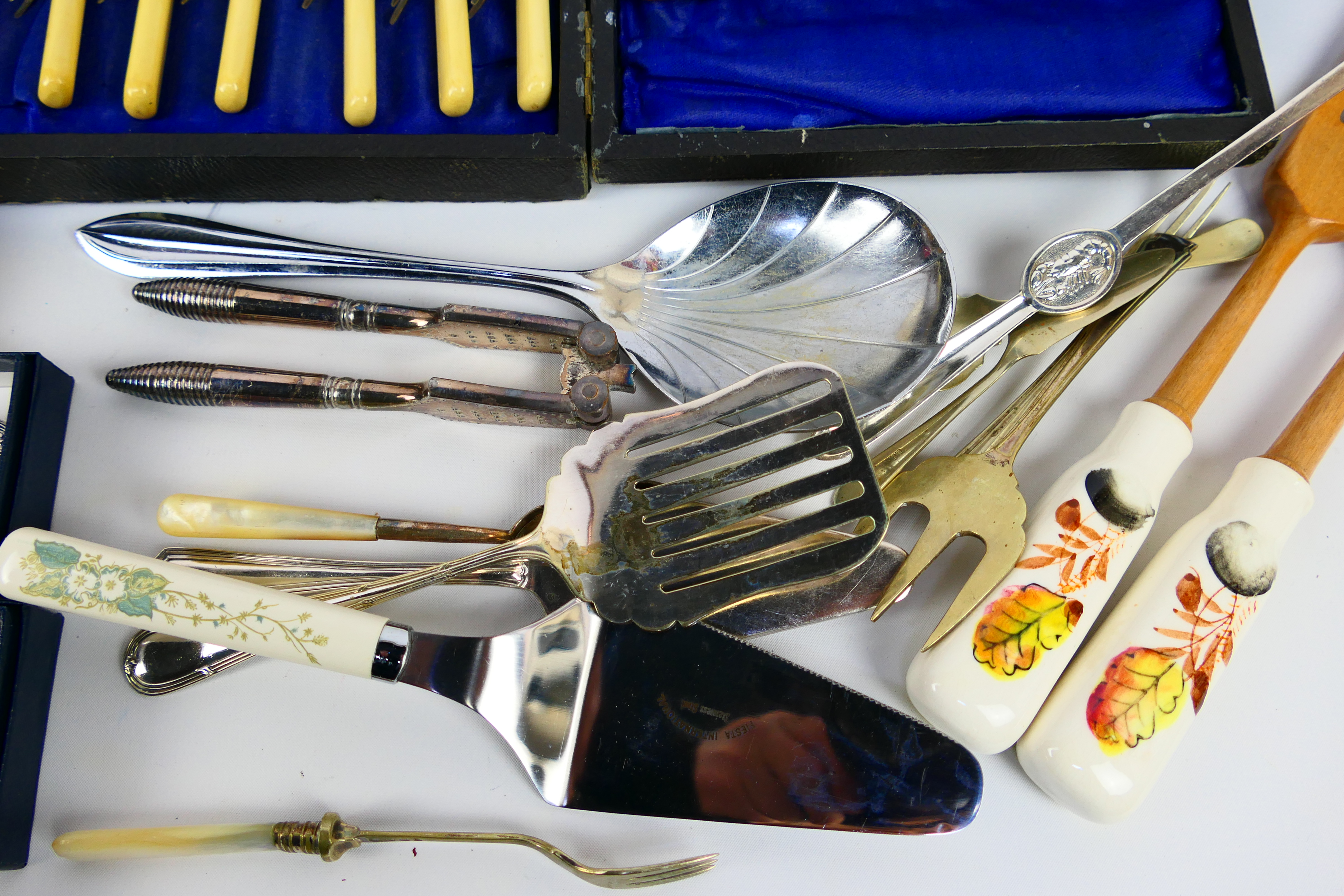 A collection of various plated flatware, part cased, - Image 6 of 8