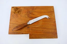 A Ben Oxley Windsor Mouse cheese board with carved mouse detail, contained in original shipping box.