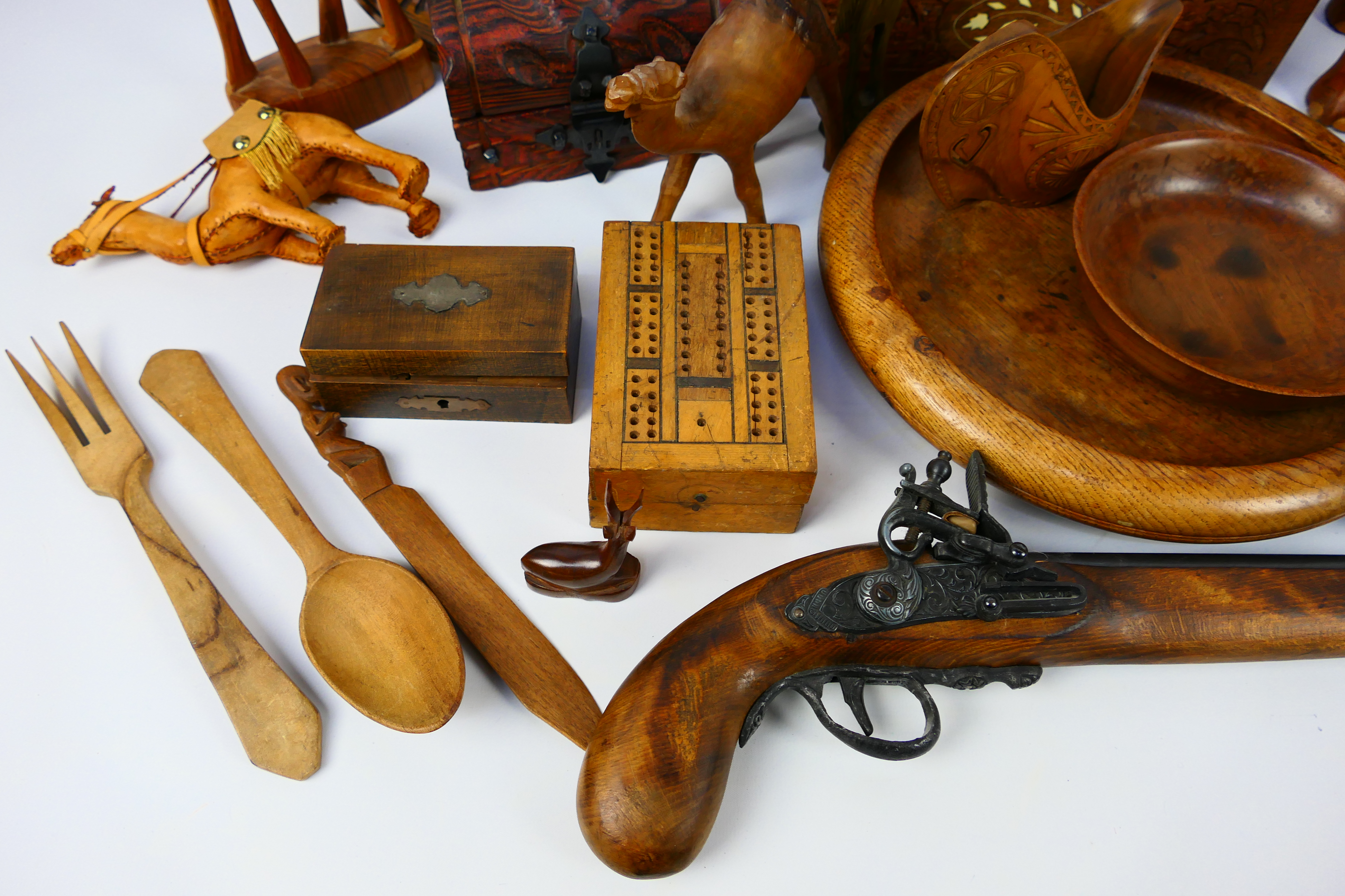 A collection of various treen to include animal carvings, stationary organiser, bowls and similar. - Image 4 of 7