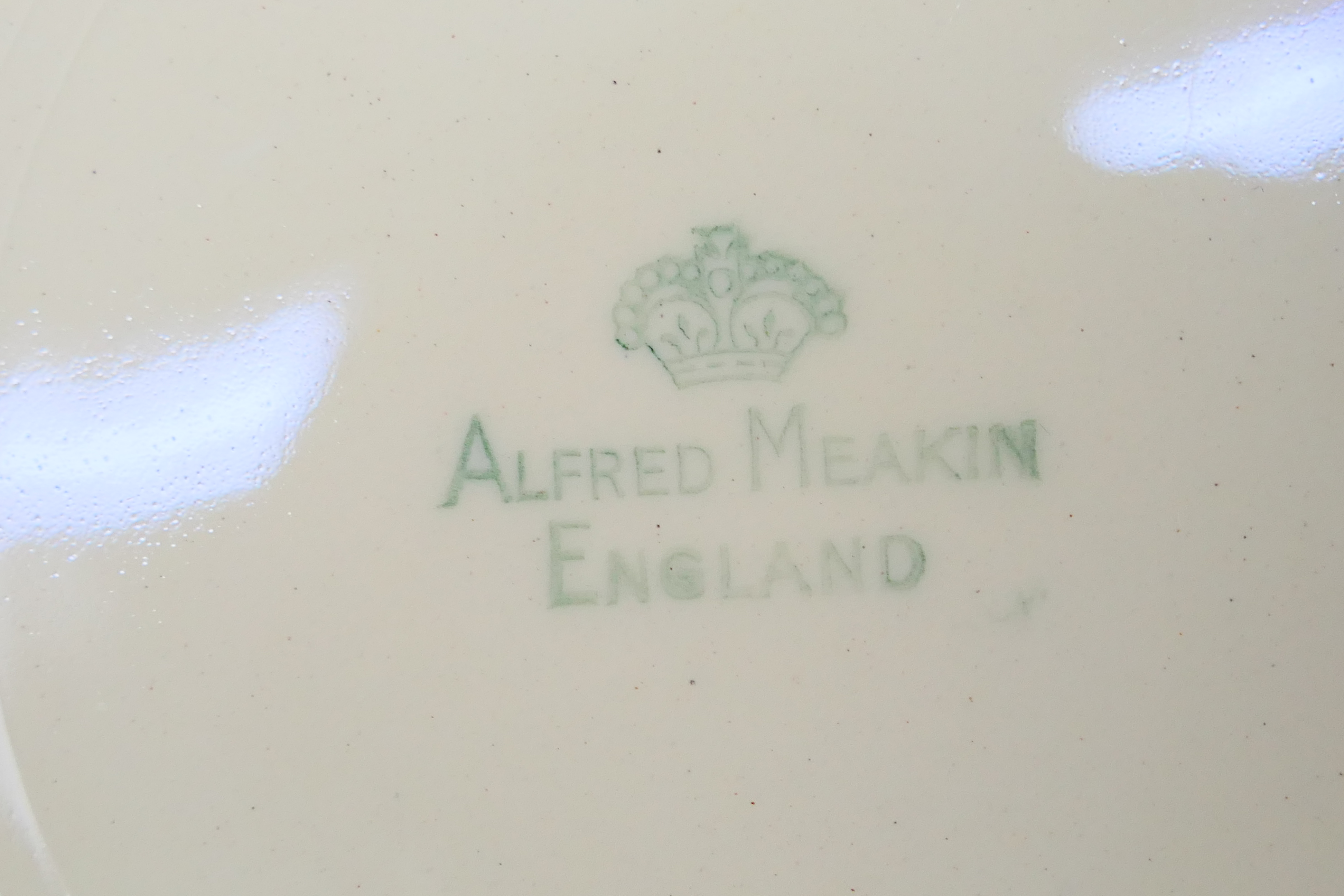 A collection of dinner wares to include Art Deco Alfred Meakin and Johnson Brothers. - Image 7 of 8
