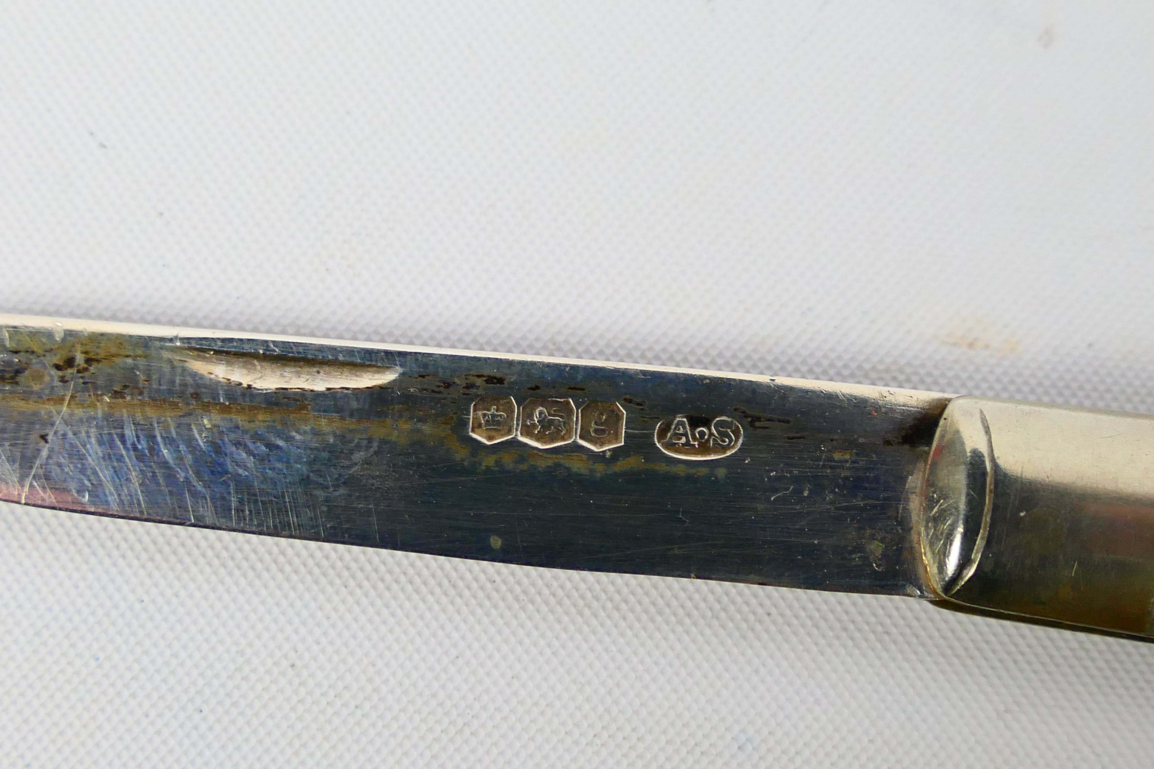 Two silver and mother of pearl folding knives, largest 11.5 cm (l) when opened and one similar. - Image 2 of 7