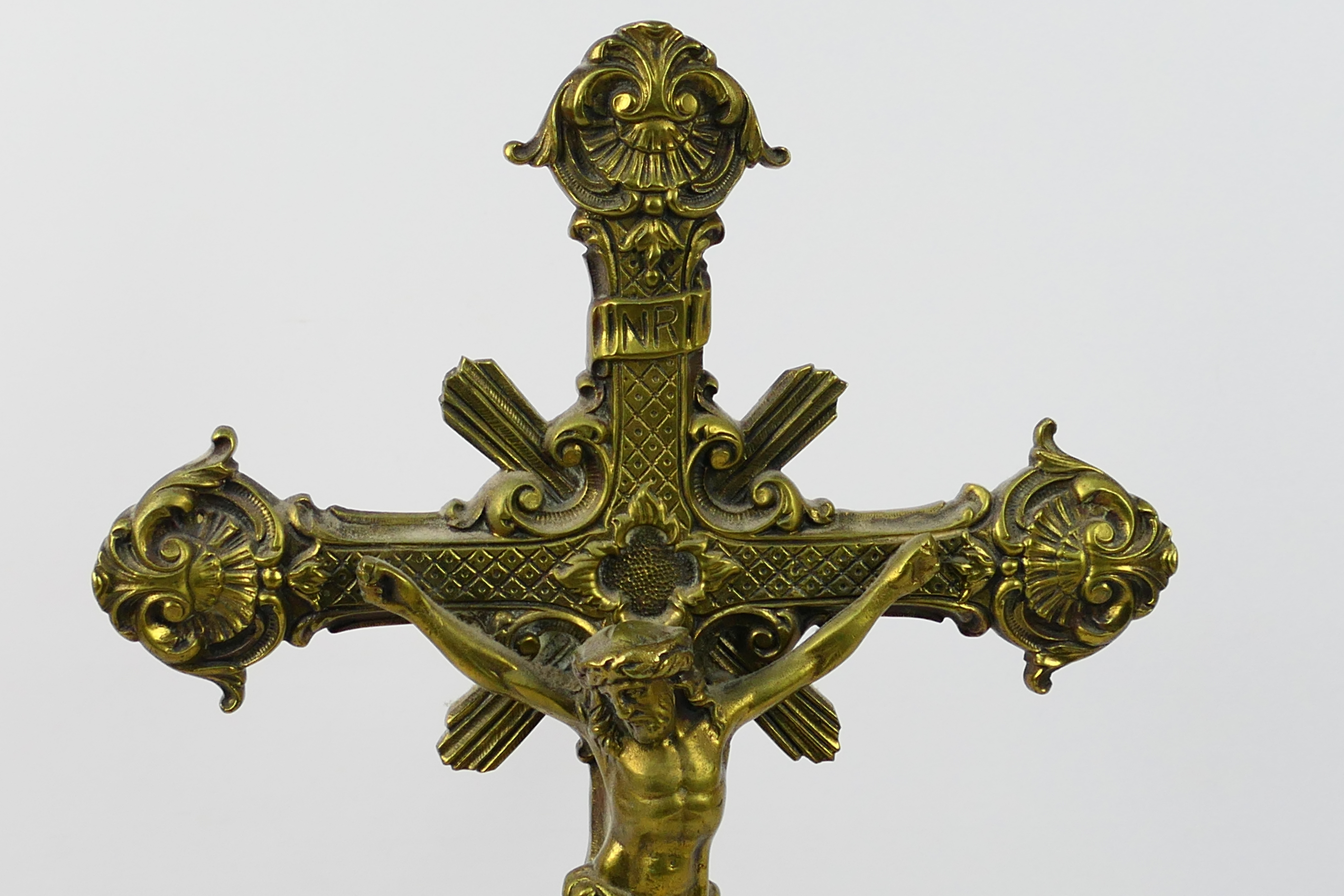 A brass crucifix. 48 cm (h). Appears in good condition, although, has some dust. - Image 3 of 10