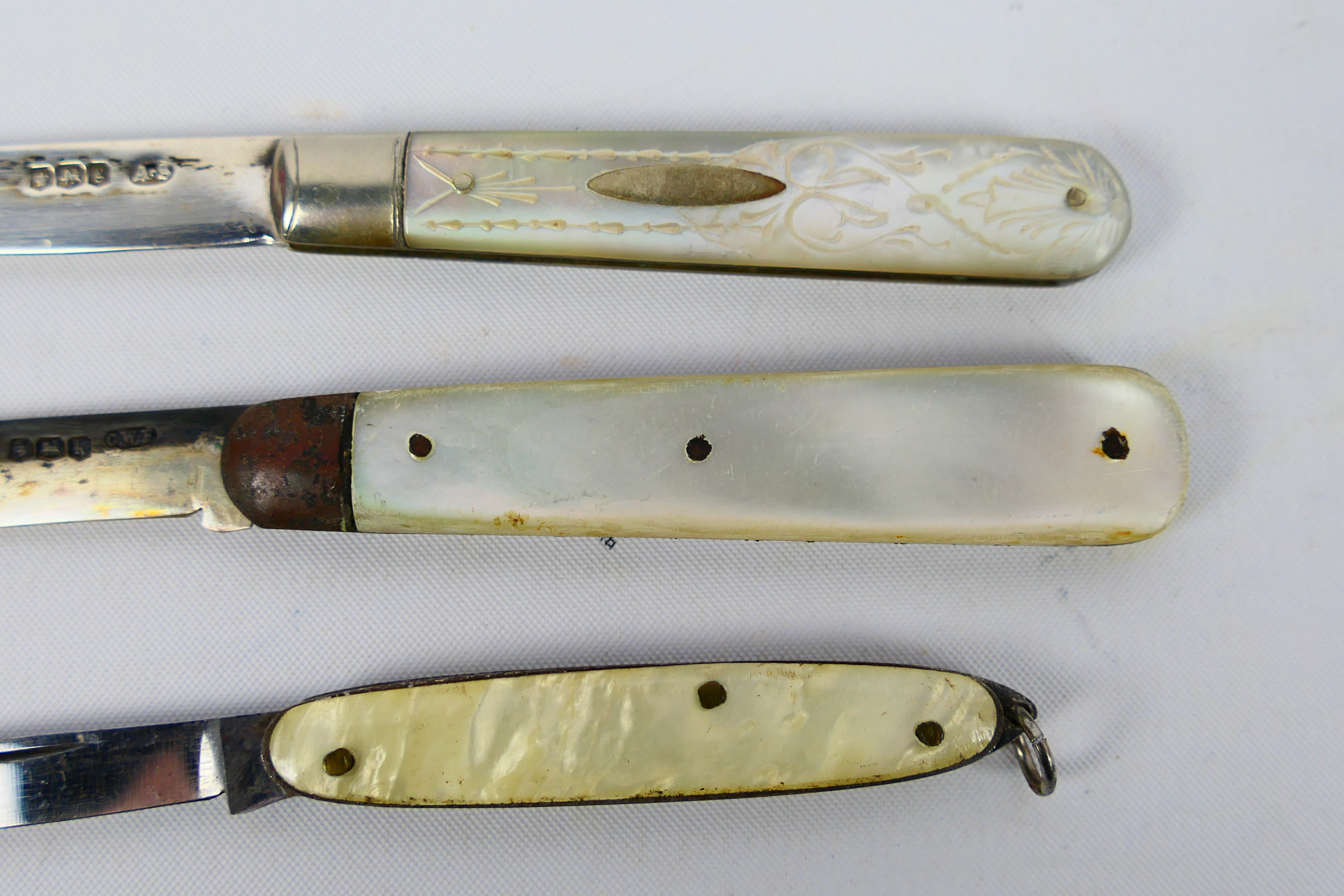 Two silver and mother of pearl folding knives, largest 11.5 cm (l) when opened and one similar. - Image 3 of 7