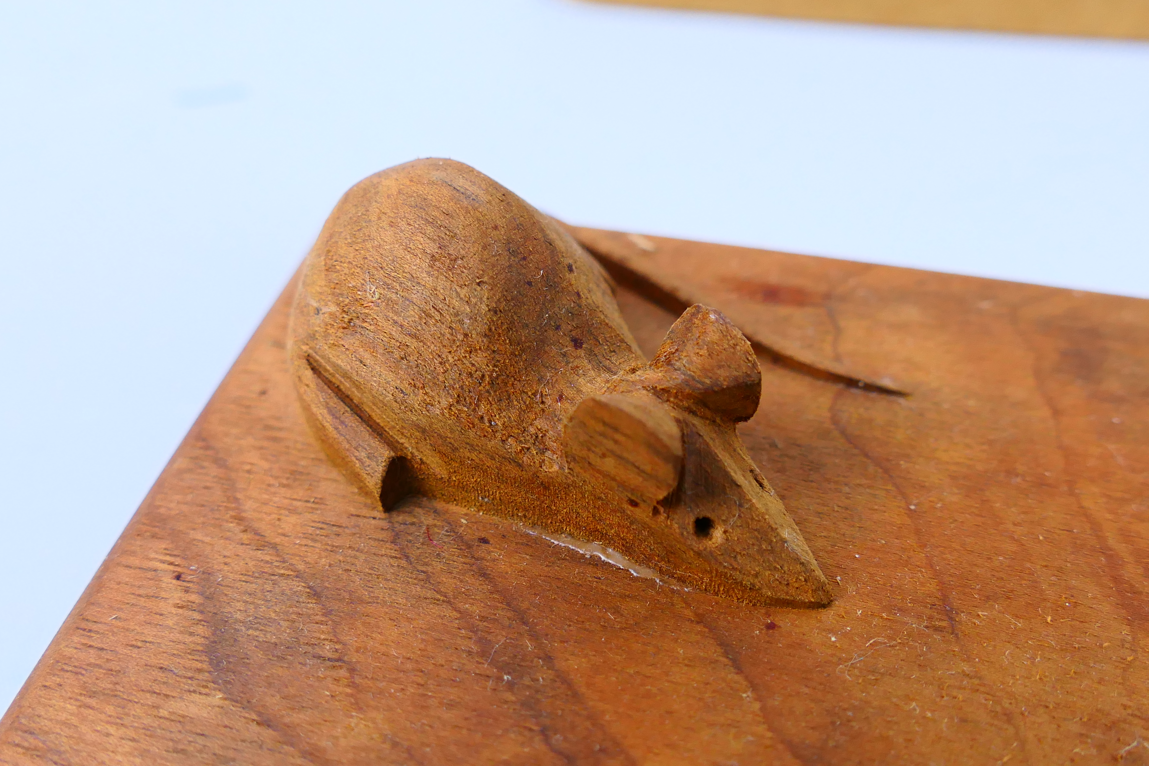 A Ben Oxley Windsor Mouse cheese board with carved mouse detail, contained in original shipping box. - Image 2 of 9