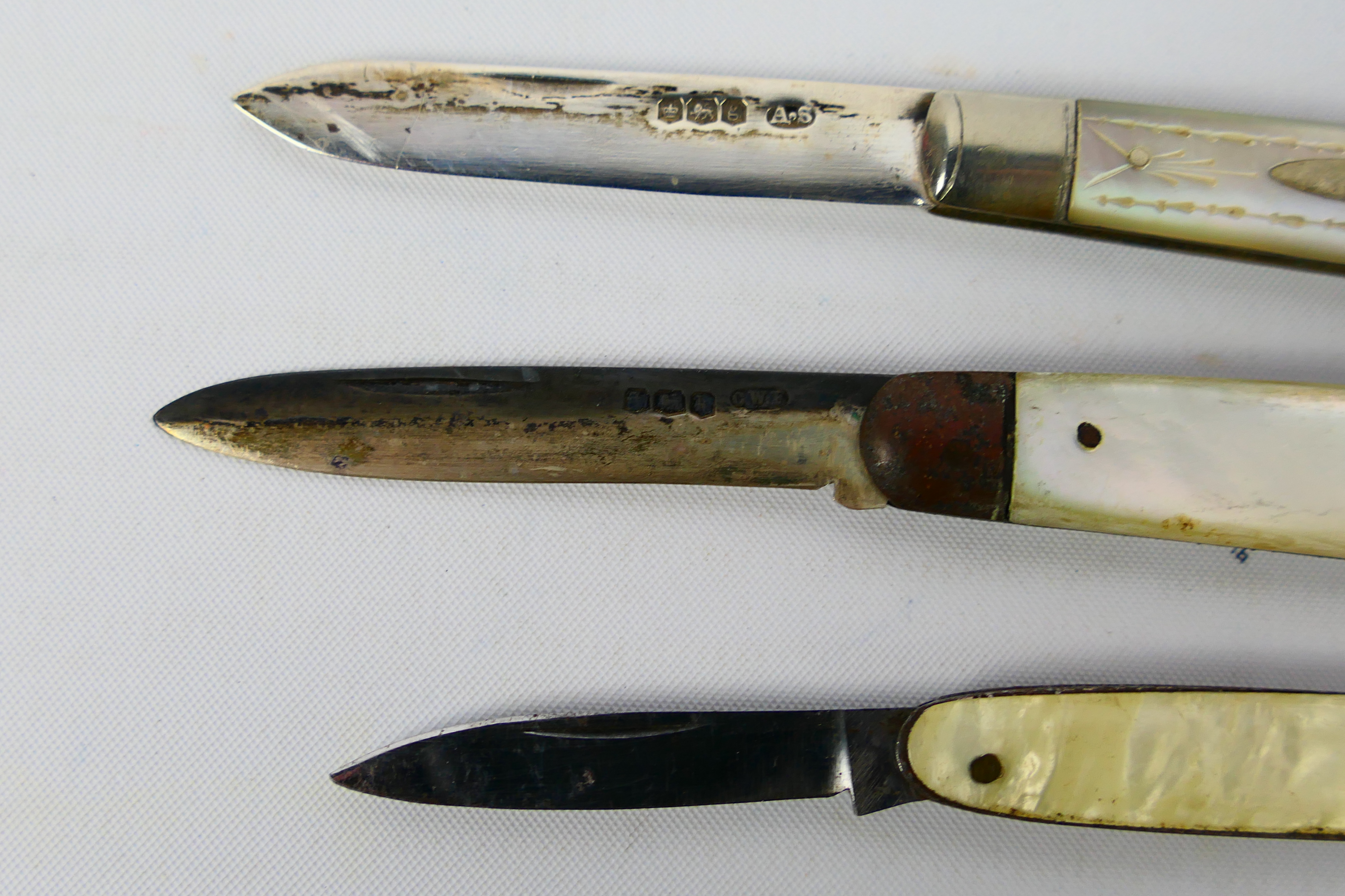 Two silver and mother of pearl folding knives, largest 11.5 cm (l) when opened and one similar. - Image 4 of 7