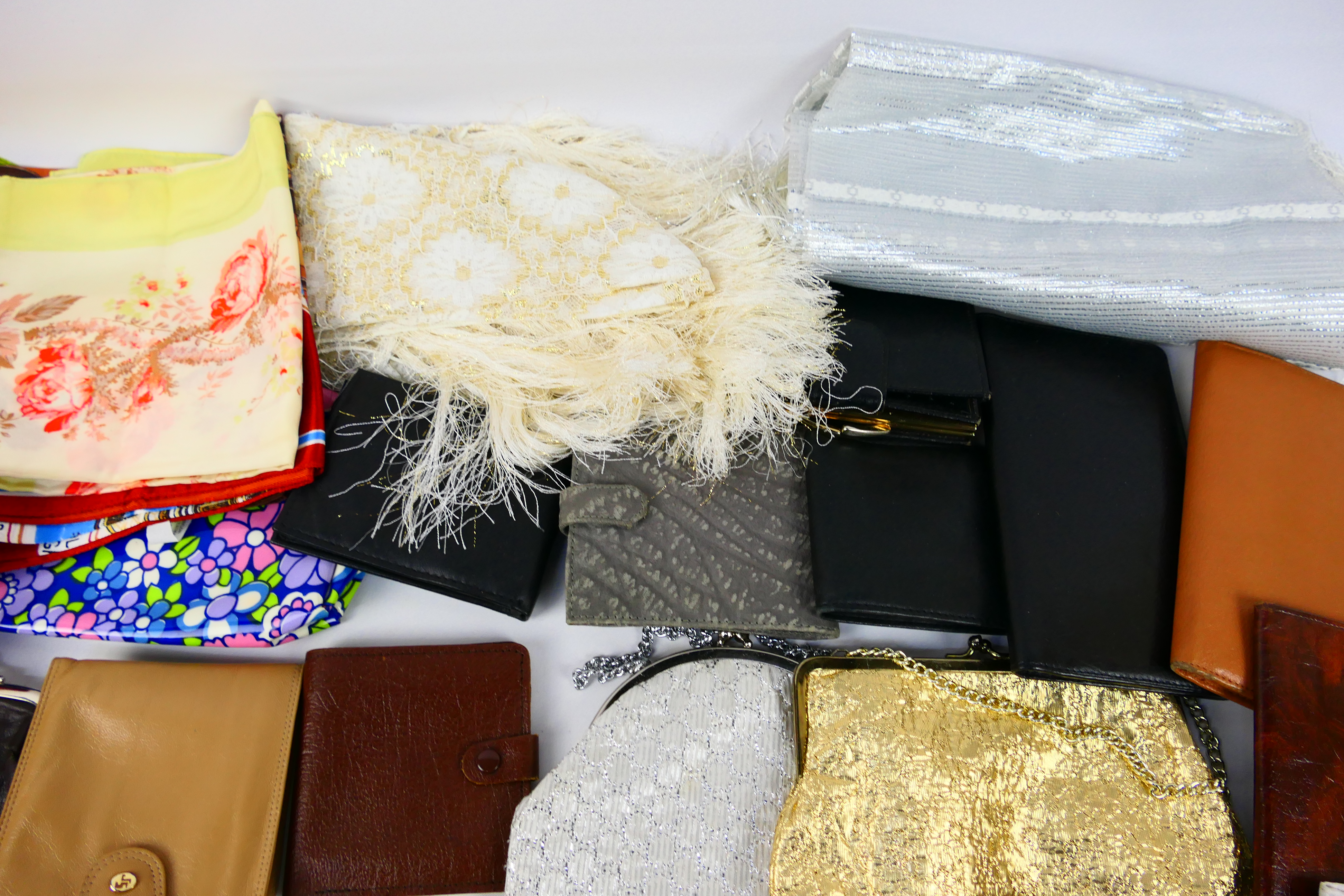 Lot to include vintage wallets, evening bags, head scarves, gloves and similar. - Image 7 of 7