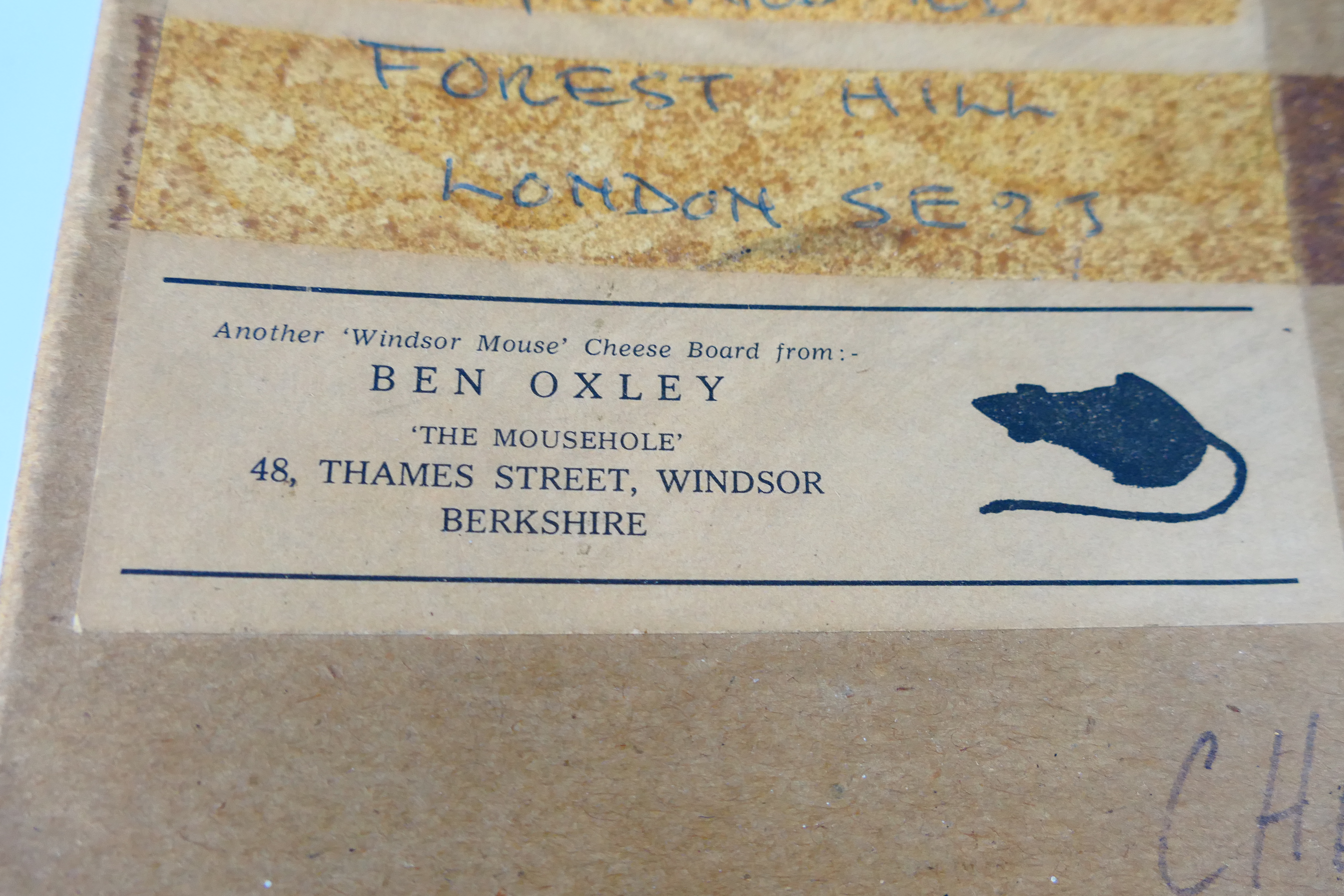 A Ben Oxley Windsor Mouse cheese board with carved mouse detail, contained in original shipping box. - Image 8 of 9