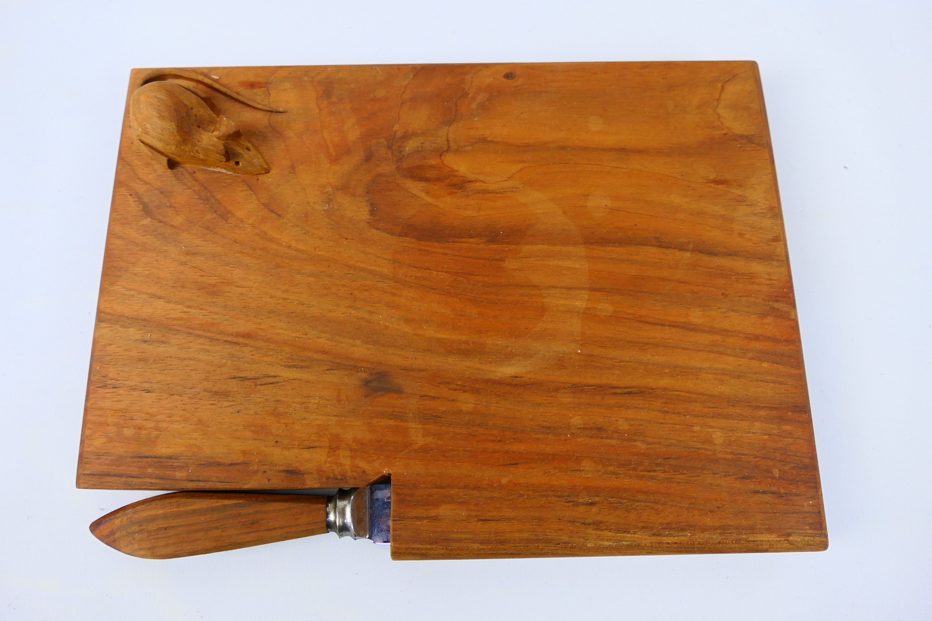 A Ben Oxley Windsor Mouse cheese board with carved mouse detail, contained in original shipping box. - Image 6 of 9