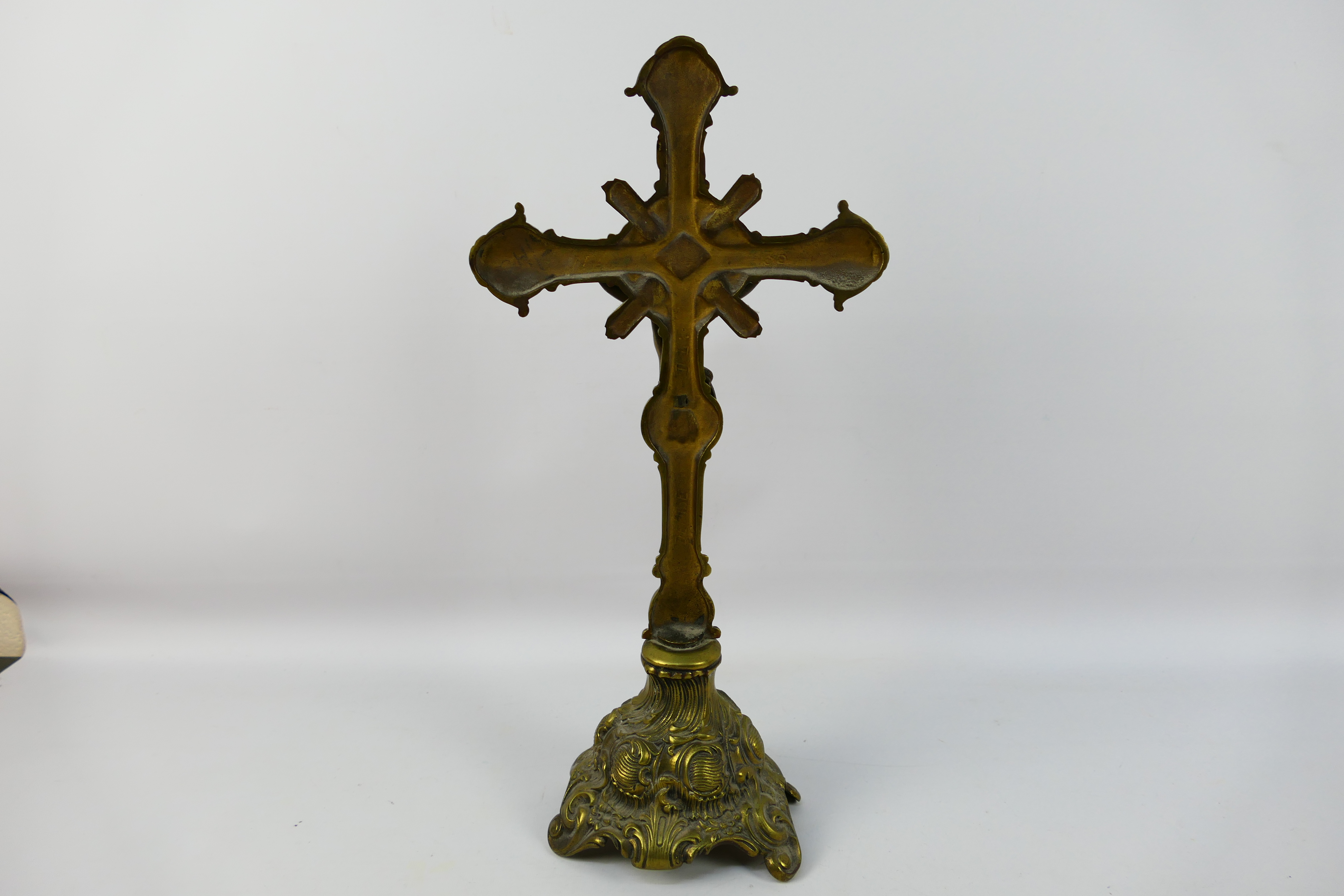 A brass crucifix. 48 cm (h). Appears in good condition, although, has some dust. - Image 6 of 10
