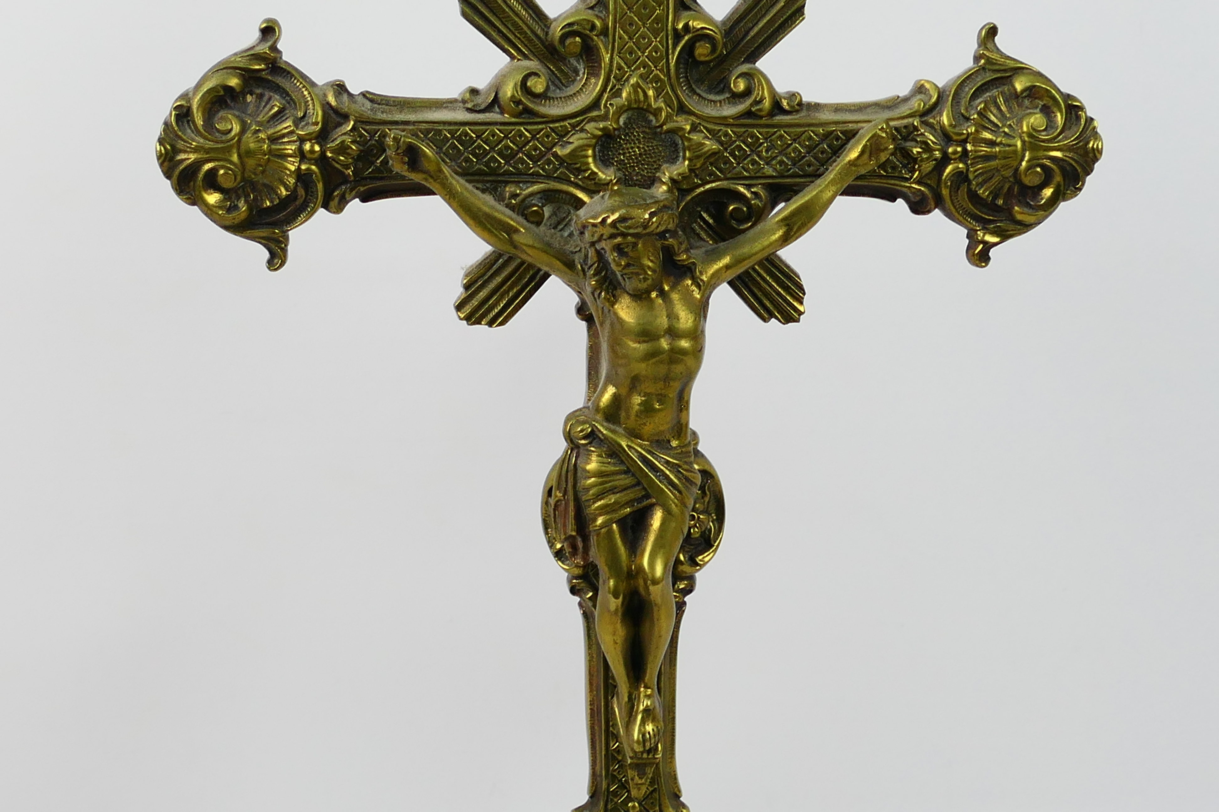 A brass crucifix. 48 cm (h). Appears in good condition, although, has some dust. - Image 4 of 10