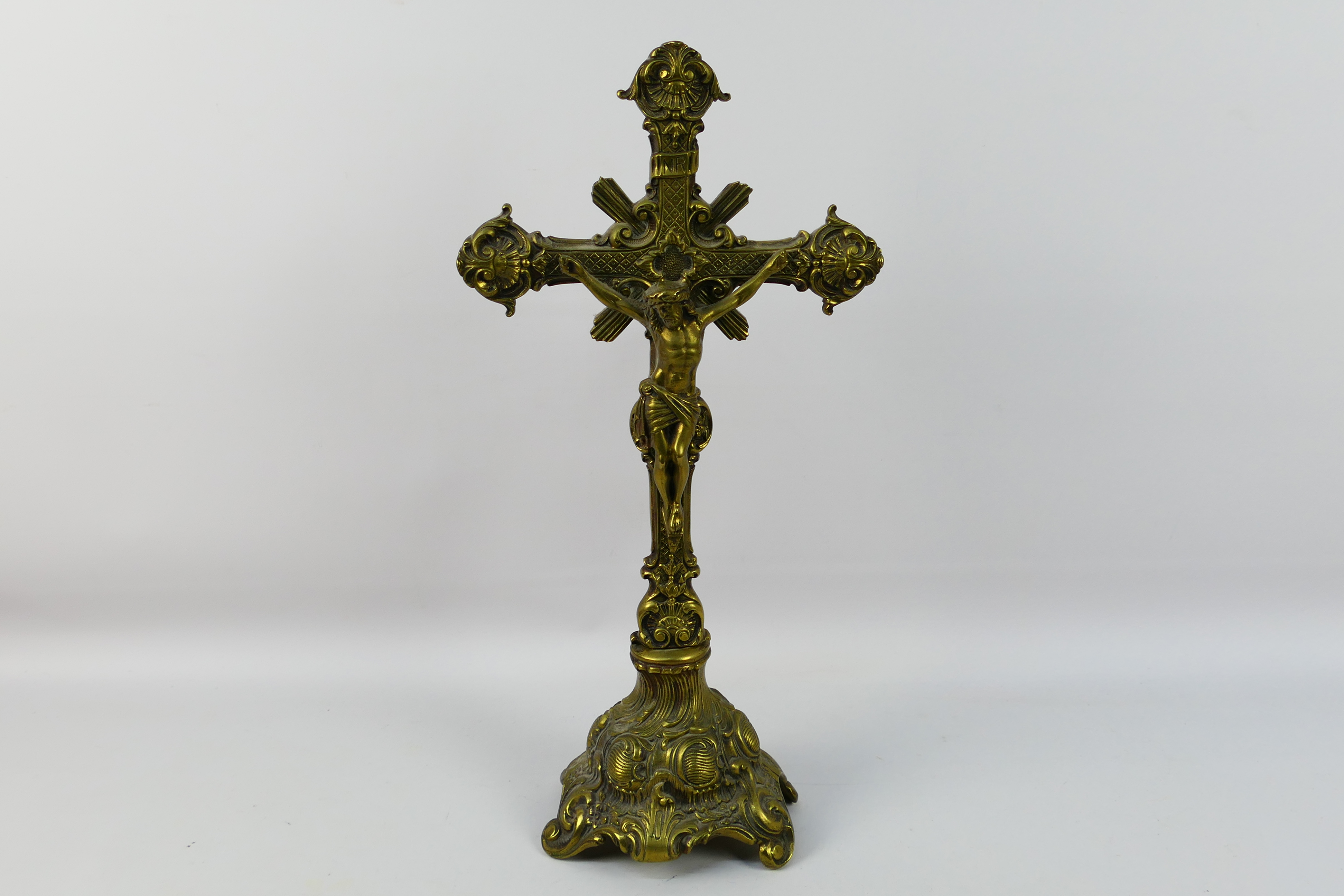 A brass crucifix. 48 cm (h). Appears in good condition, although, has some dust. - Image 2 of 10