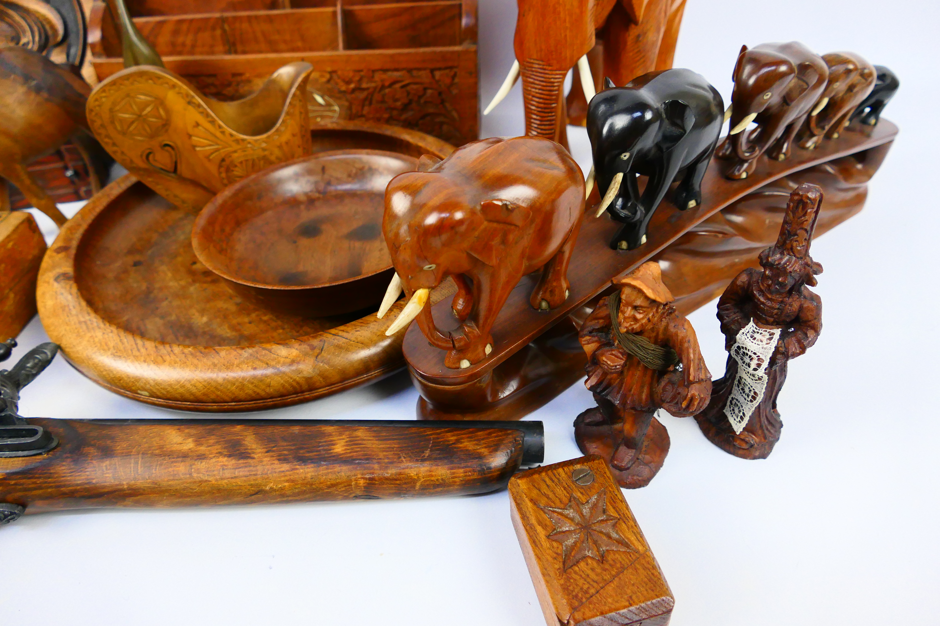 A collection of various treen to include animal carvings, stationary organiser, bowls and similar. - Image 6 of 7