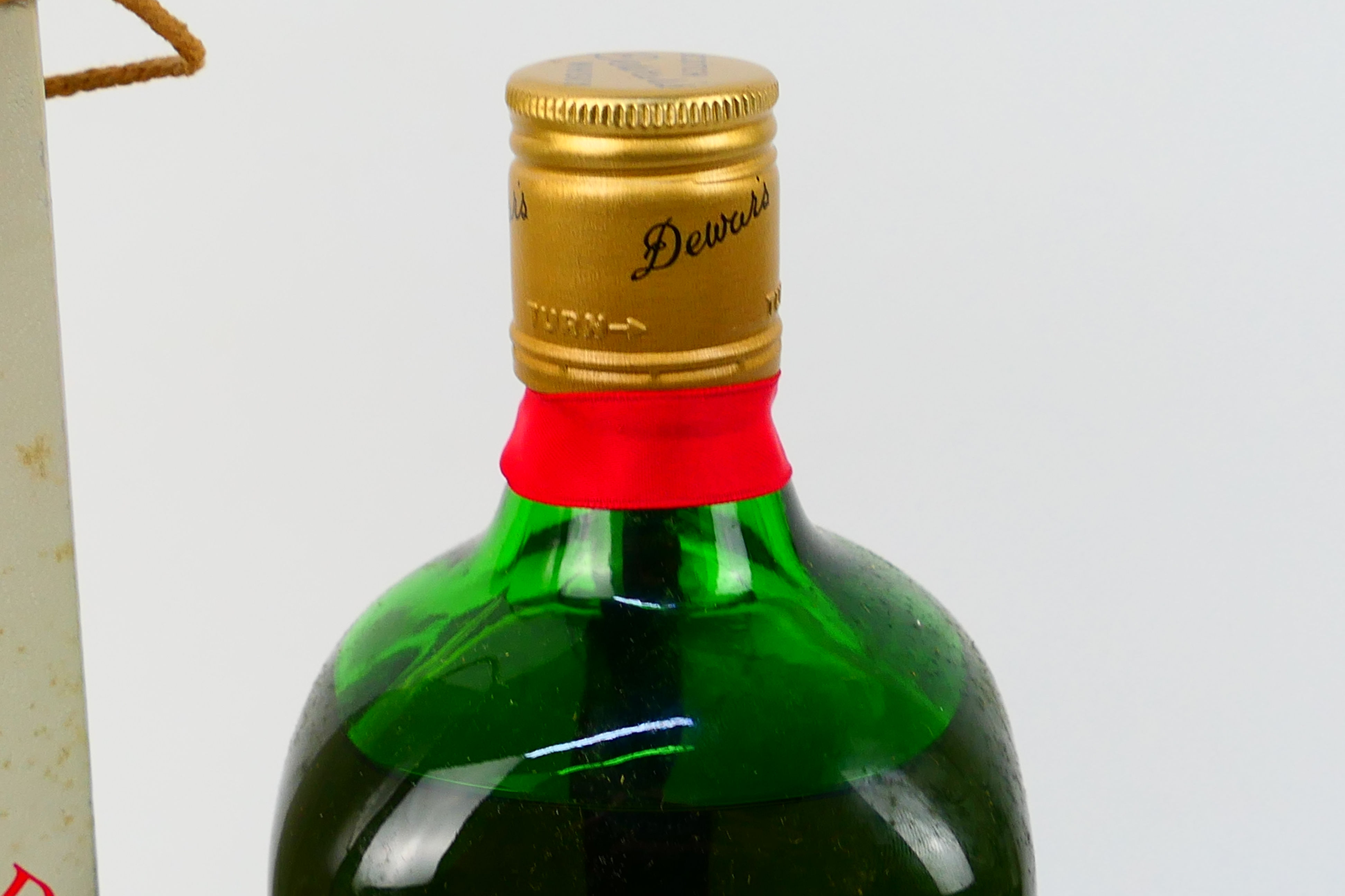 A 26? fl ozs bottle of Dewar's De Luxe A - Image 4 of 6