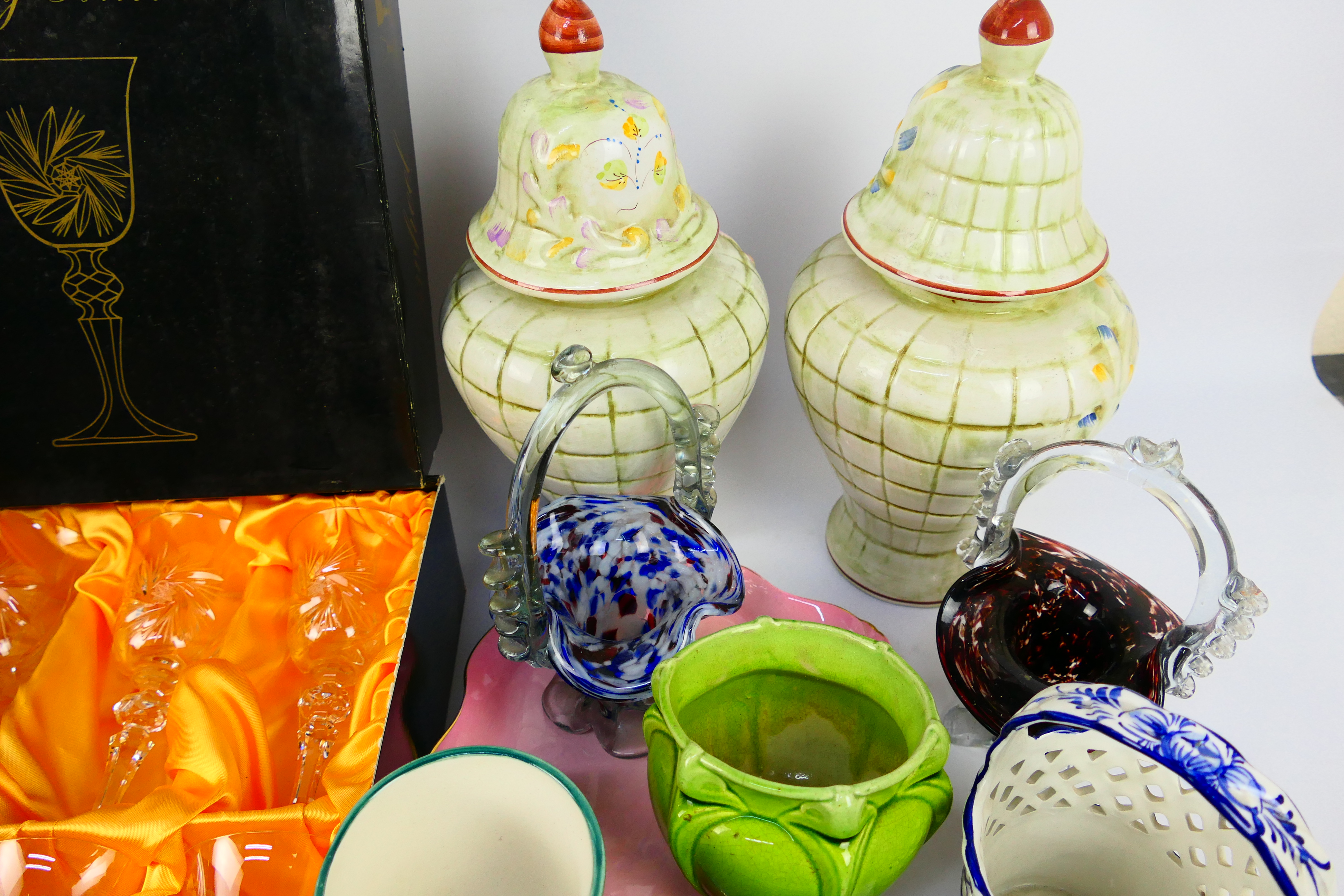 A mixed lot comprising ceramics to inclu - Image 5 of 6