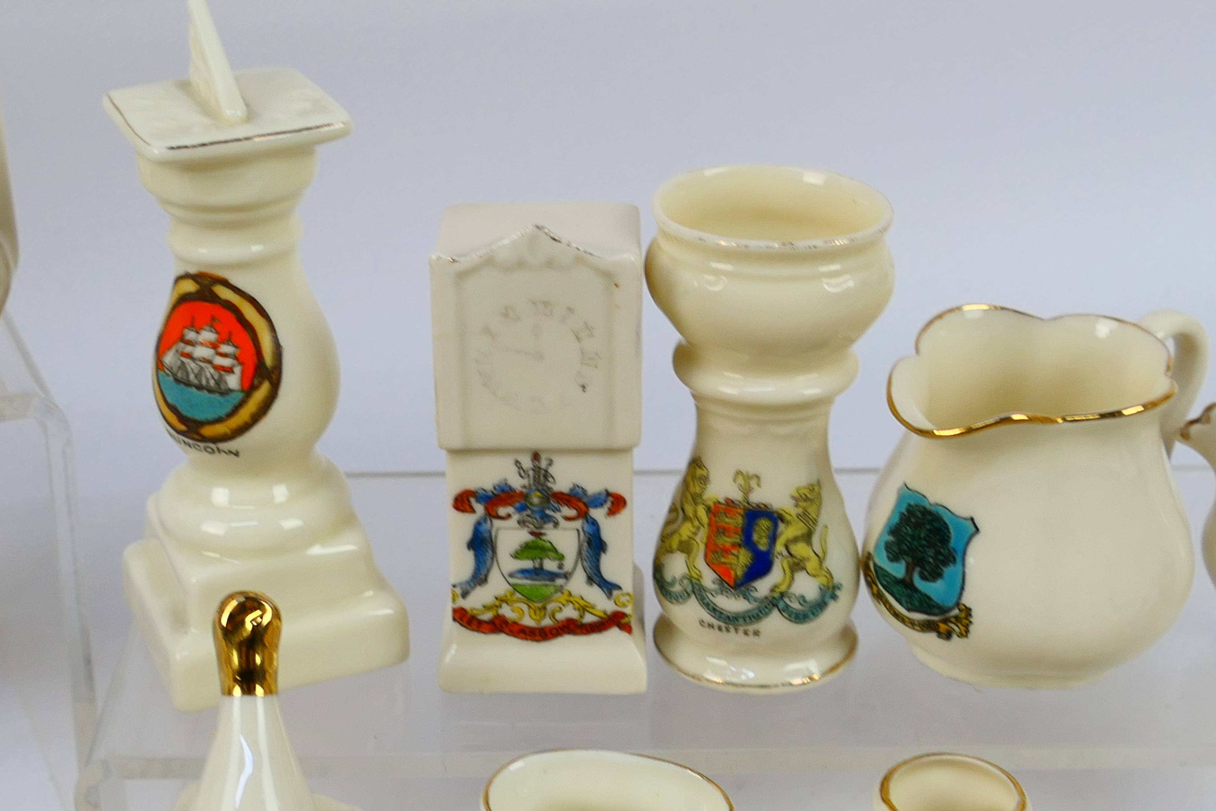 A collection of crested ware to include - Image 3 of 8