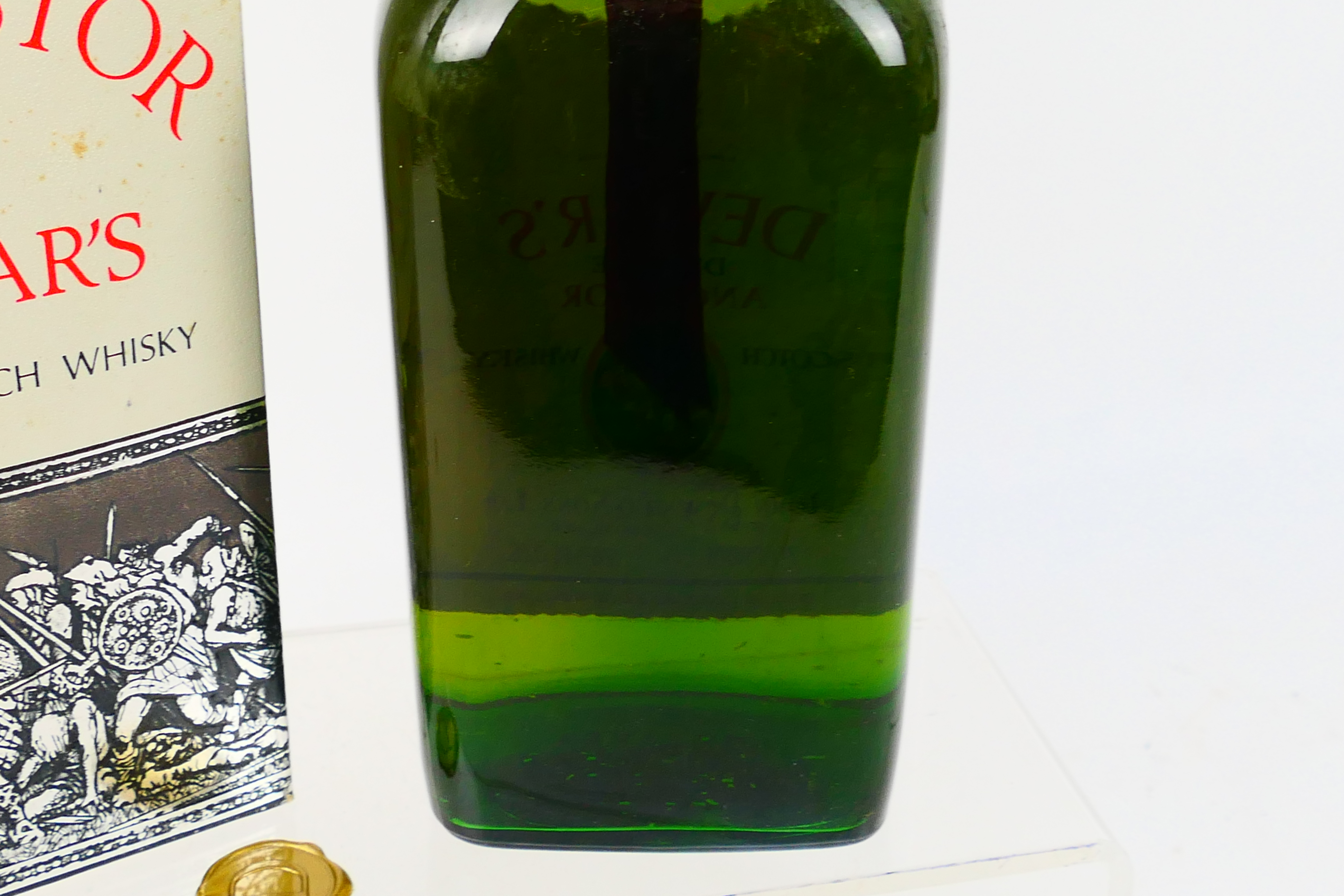 A 26? fl ozs bottle of Dewar's De Luxe A - Image 5 of 6