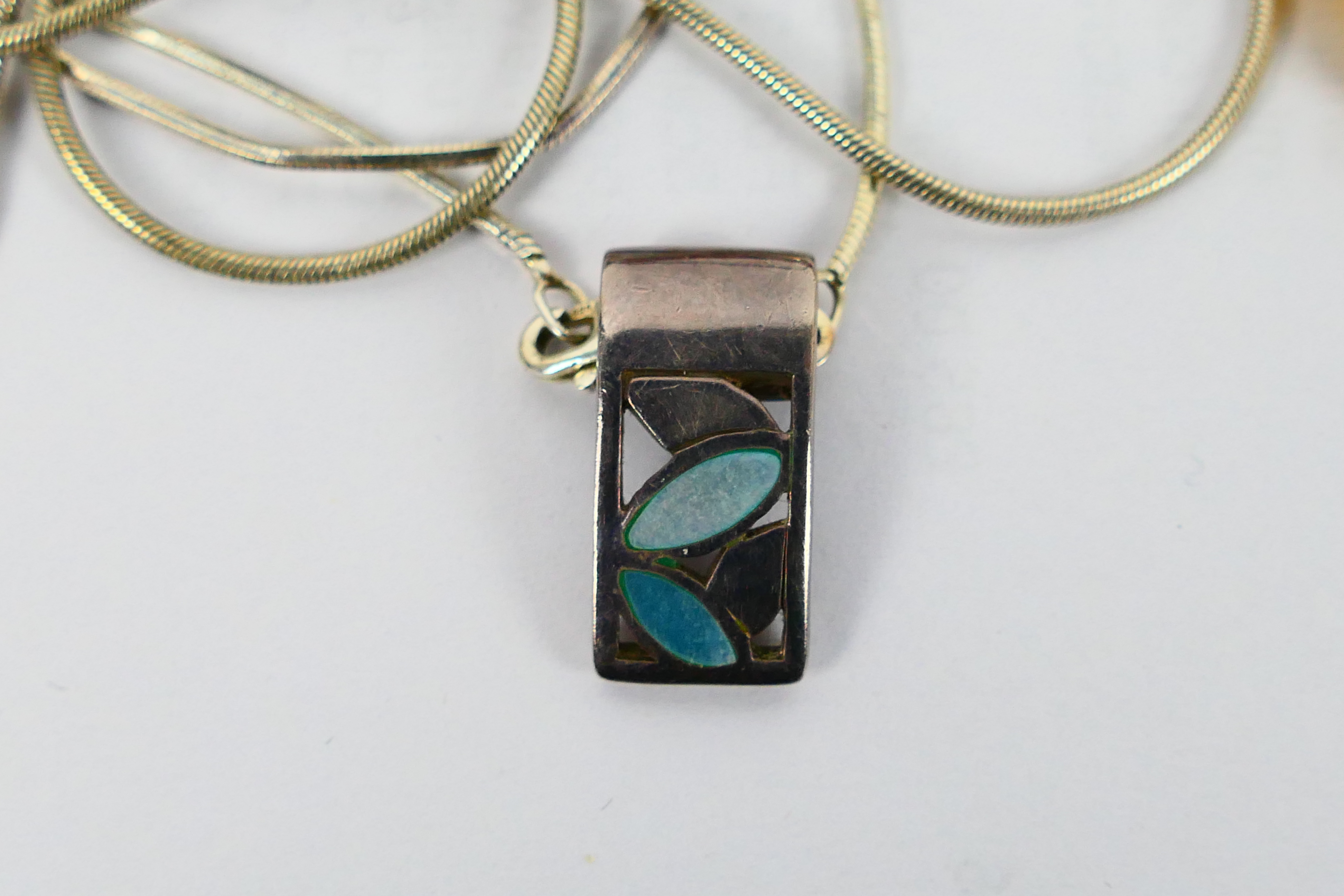 A collection of necklaces and pendants, - Image 6 of 6