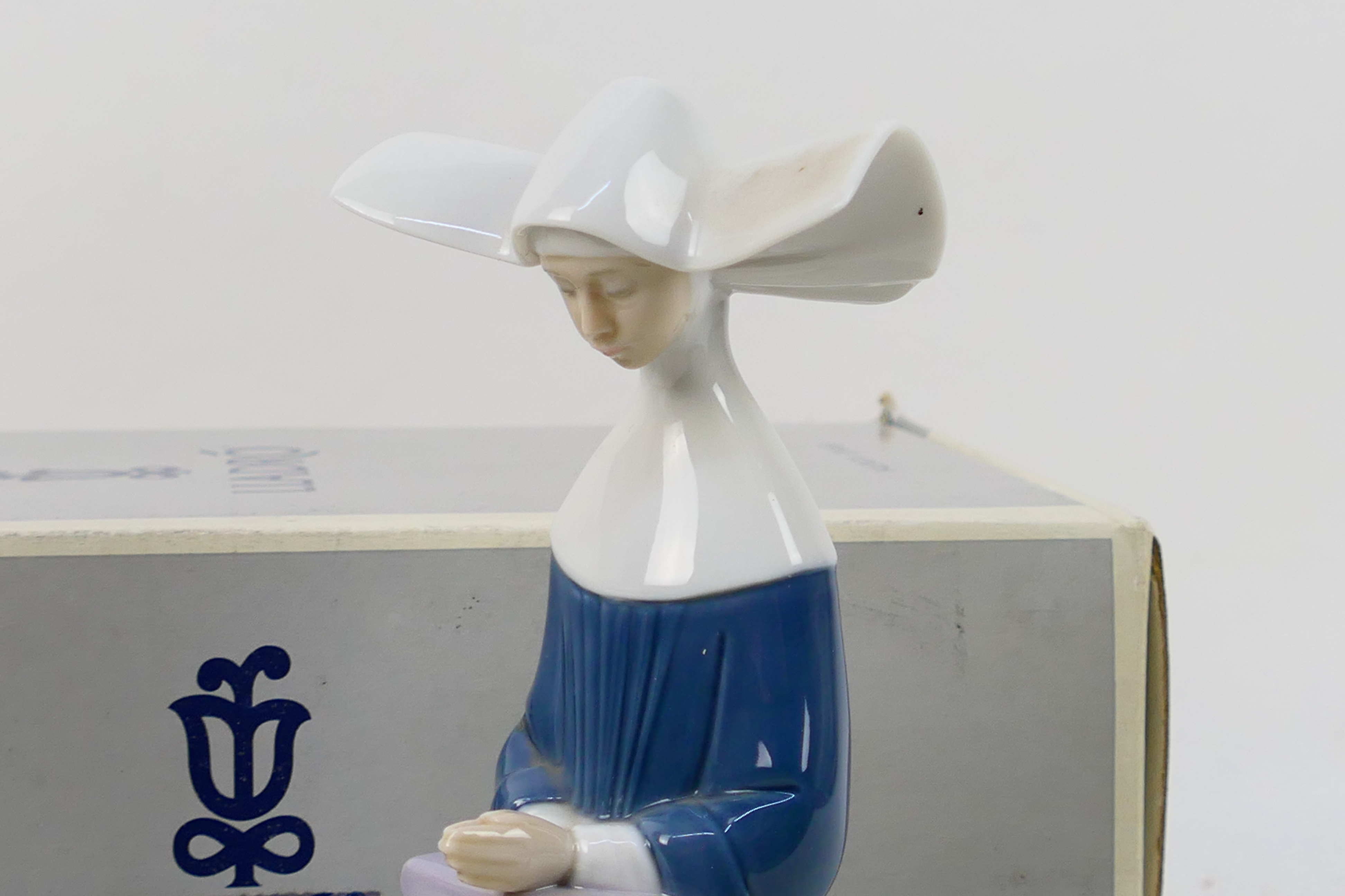 A boxed Lladro figure depiction a prayin - Image 3 of 5