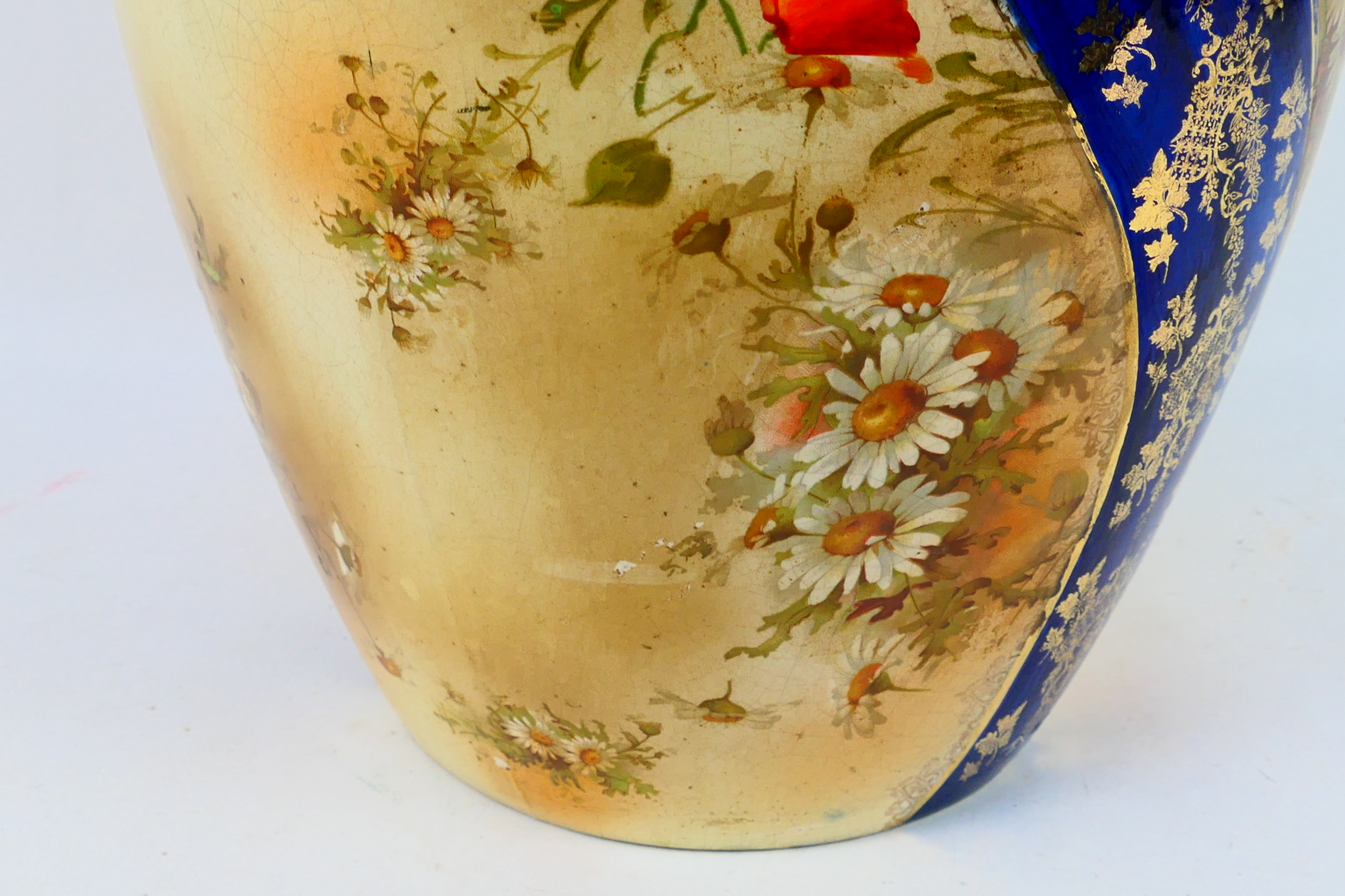 A large vase with floral and gilt decora - Image 7 of 12