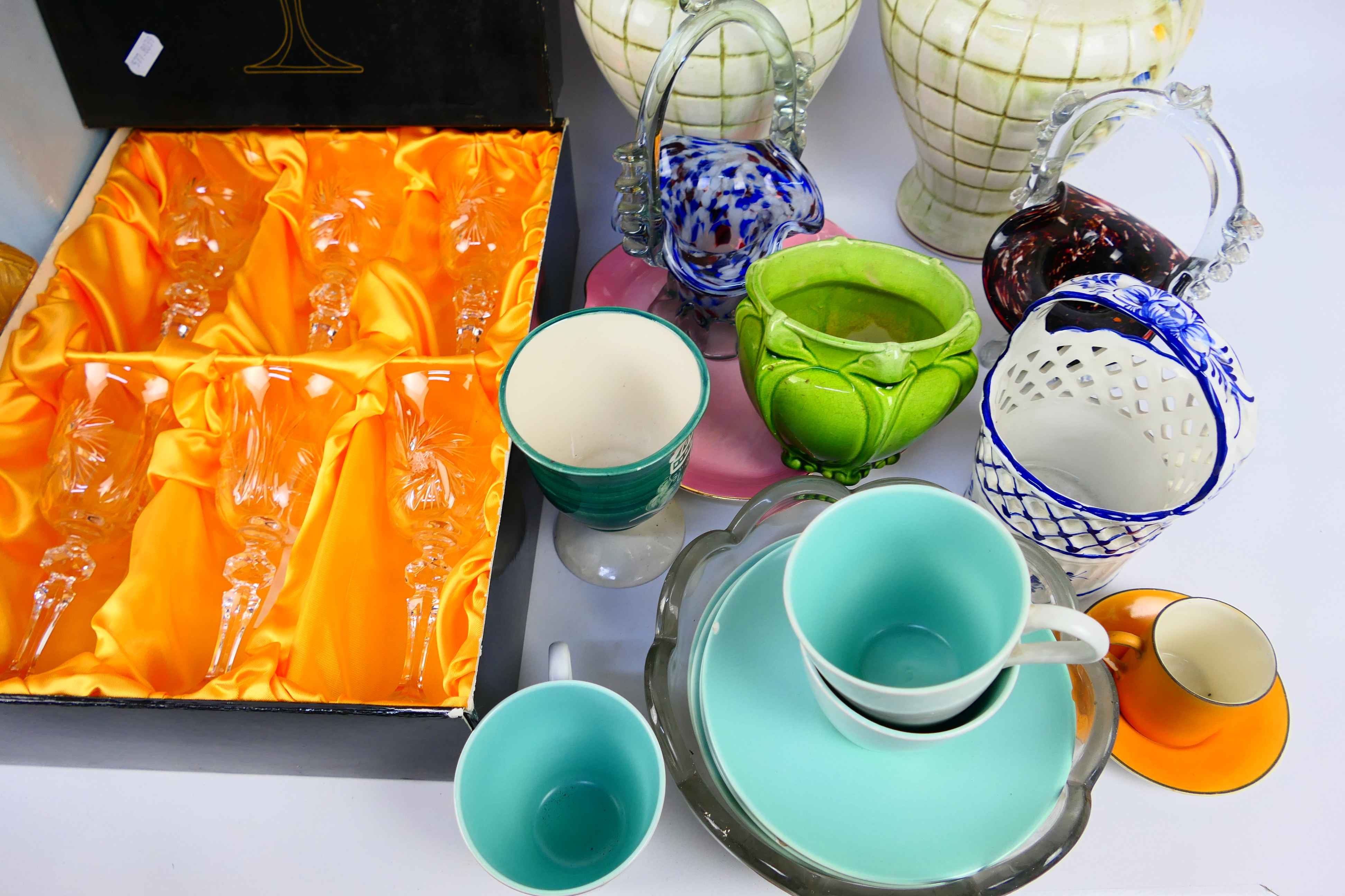 A mixed lot comprising ceramics to inclu - Image 6 of 6