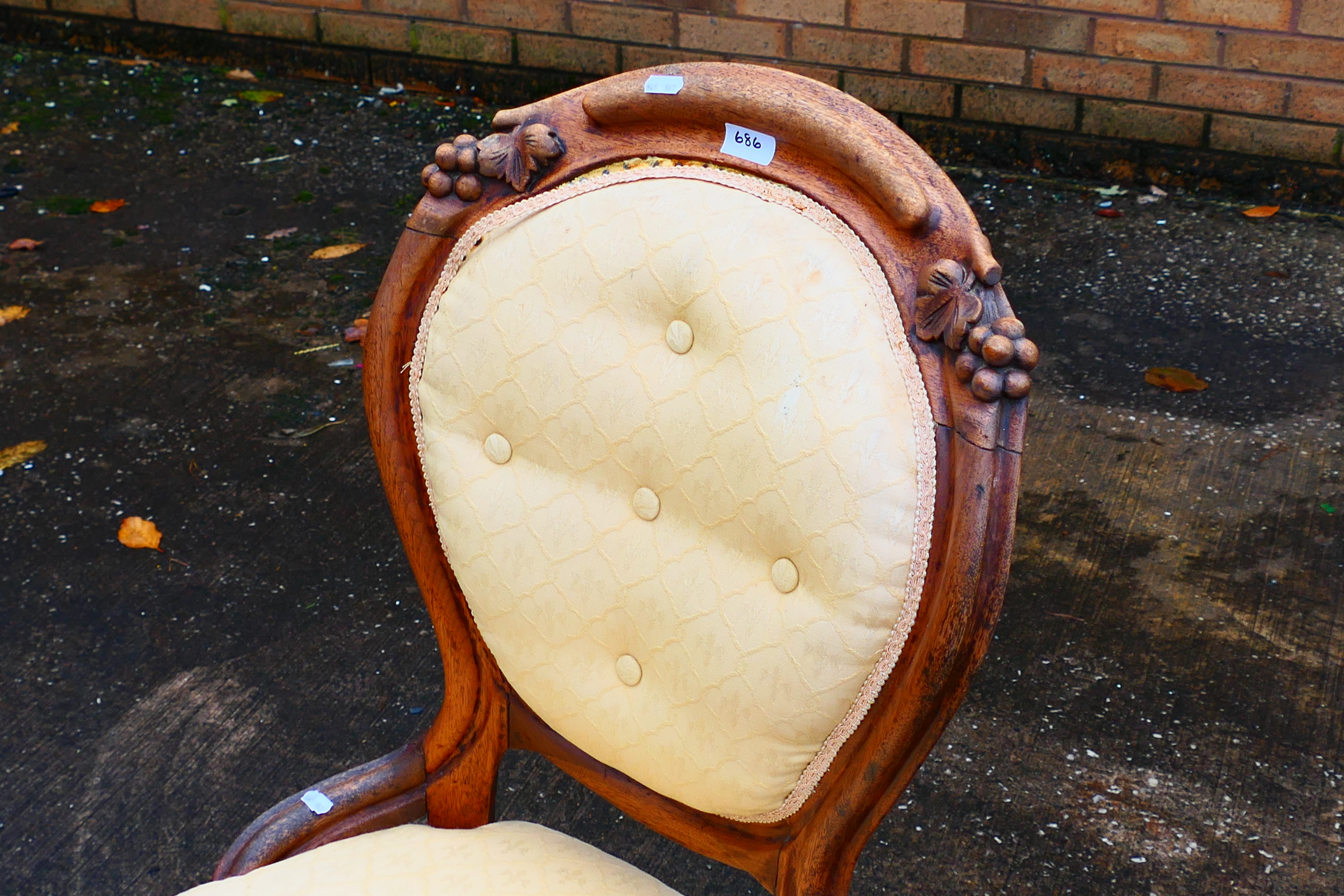 An upholstered bedroom chair with carved - Image 4 of 5