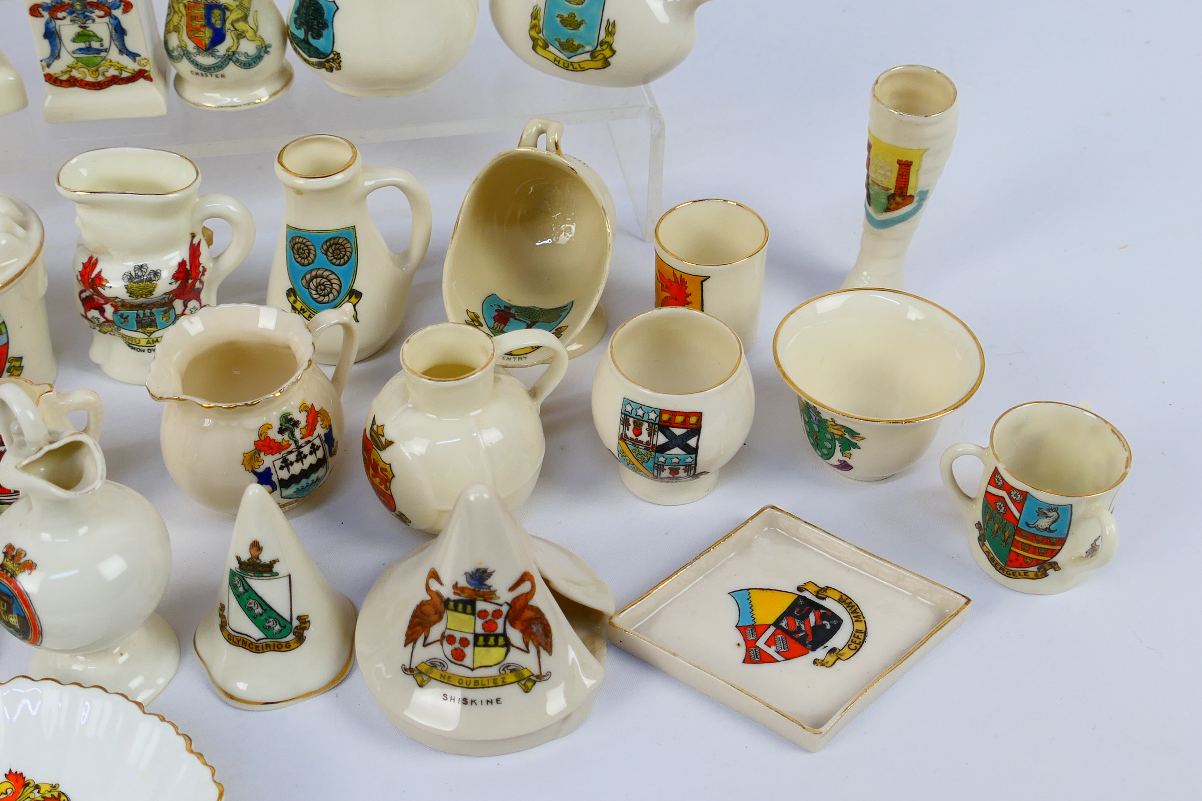 A collection of crested ware to include - Image 8 of 8