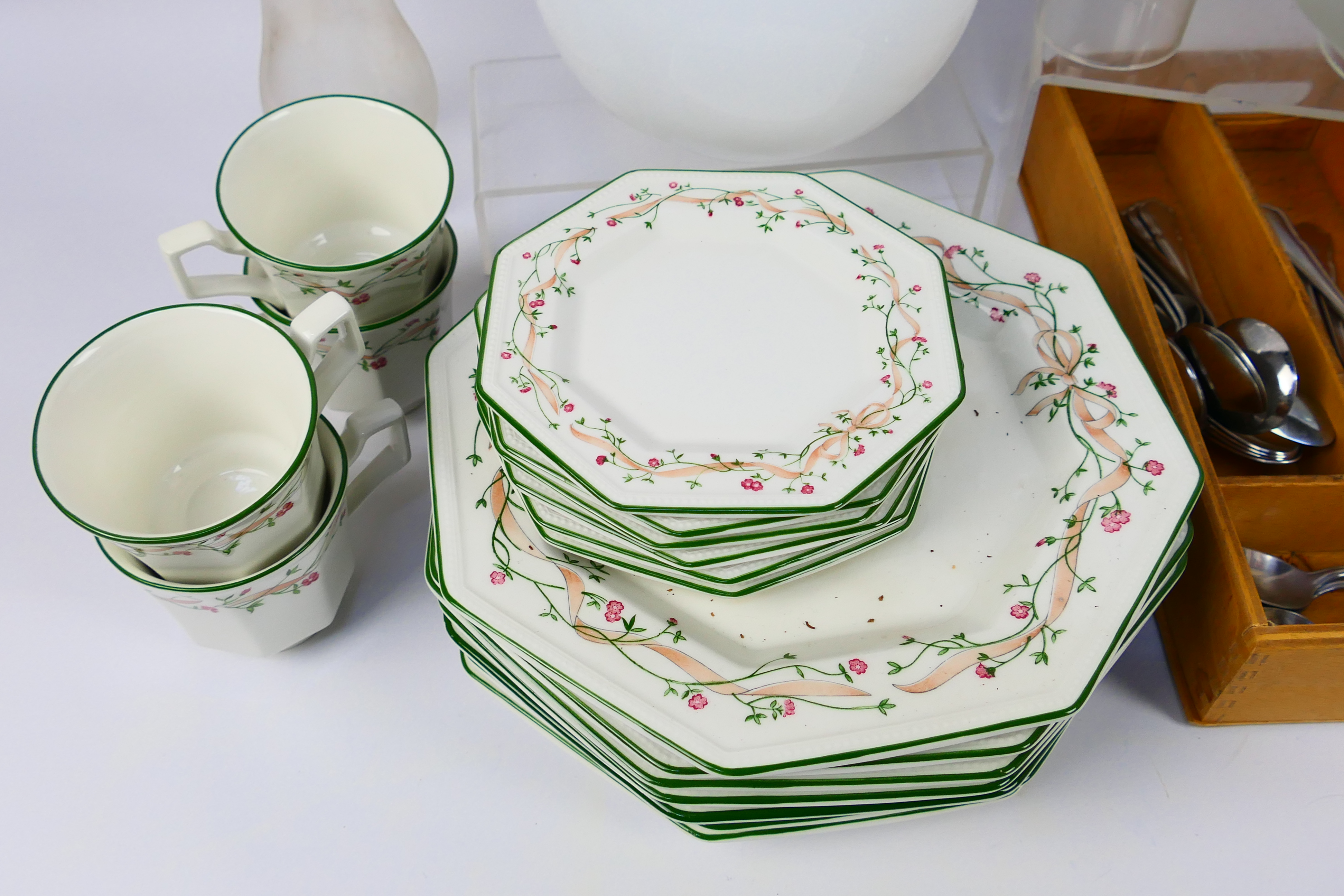 A quantity of Johnson Brothers Eternal Beau dinner wares, - Image 2 of 8