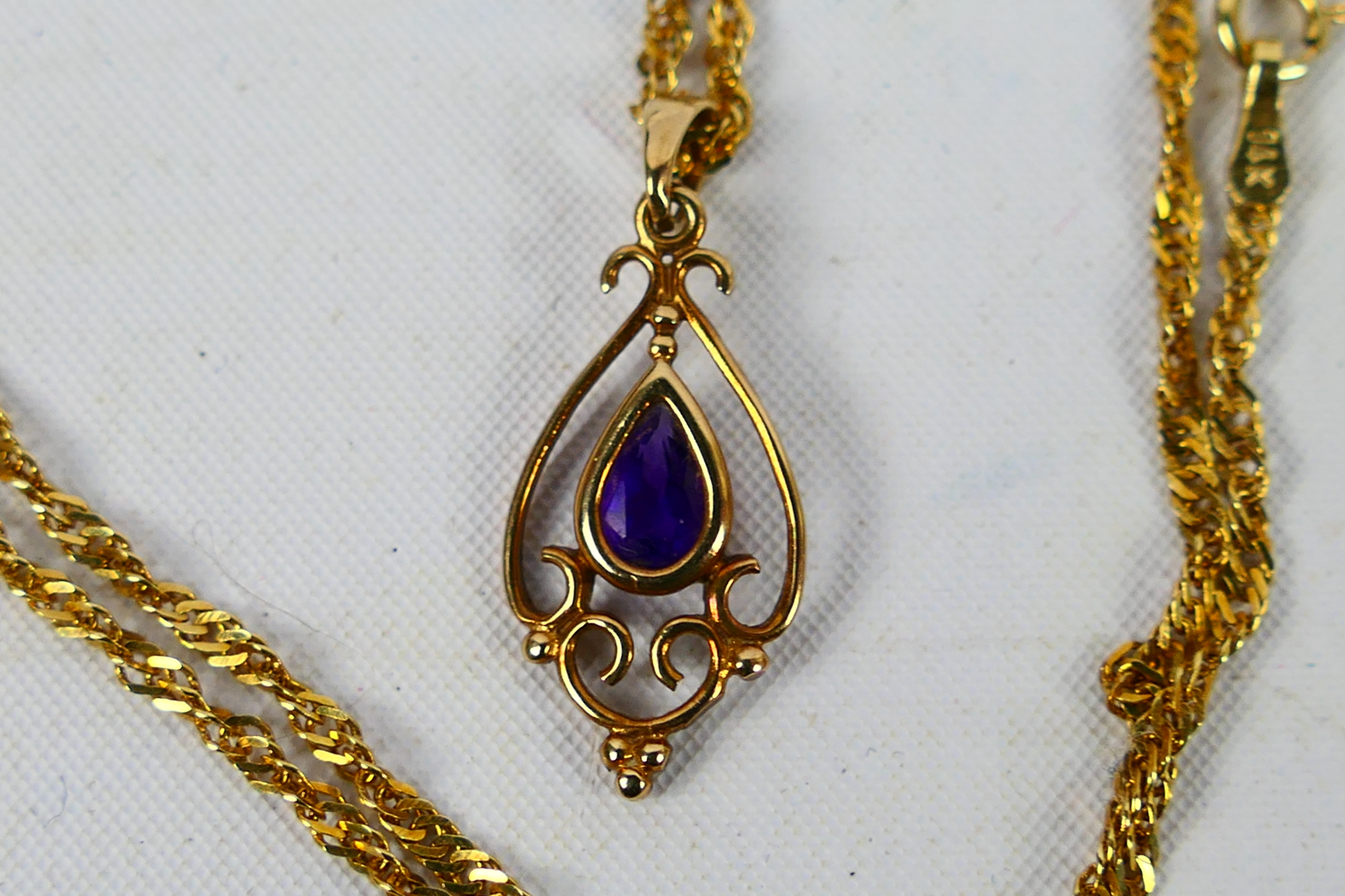 A rose metal pendant set with amethyst with chain stamped 14k, 40 cm (l), approximately 2. - Image 2 of 3