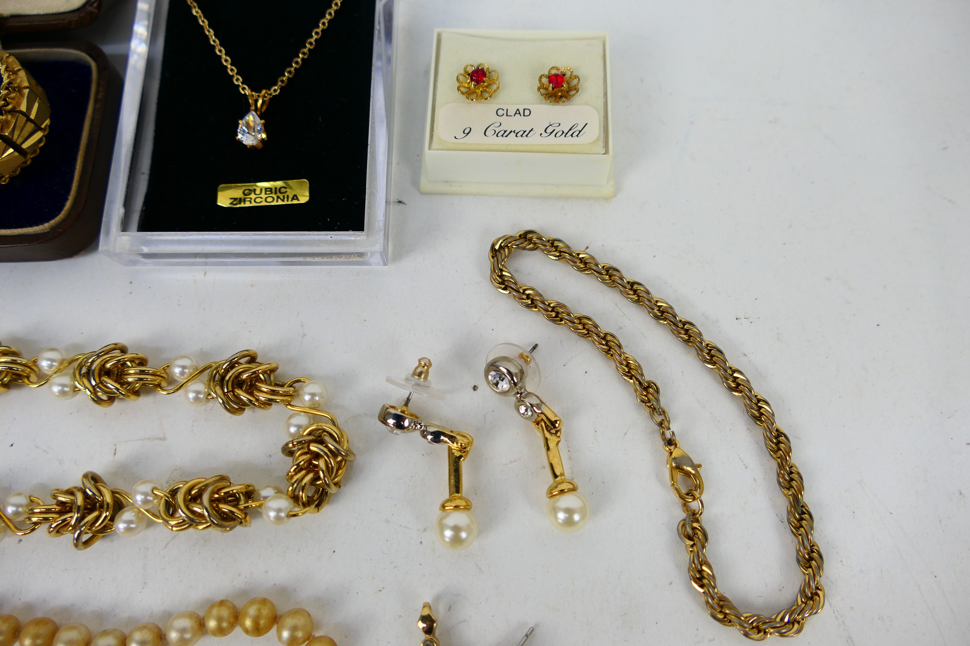 Costume jewellery to include a gold plated bracelet, stone set pendant with necklace, cufflinks, - Image 4 of 5