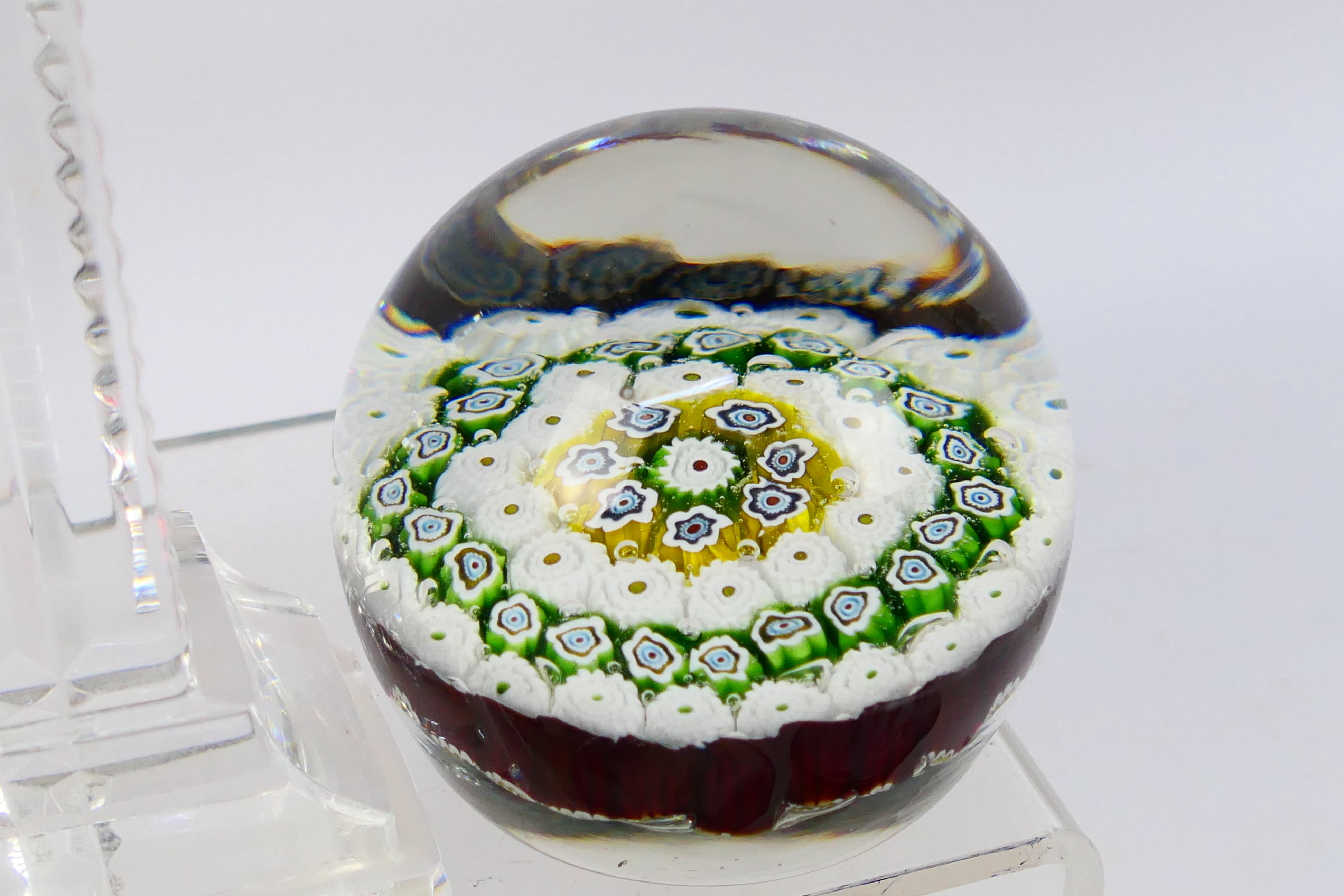 Glassware comprising paperweights to include a millefiore example, - Image 3 of 7