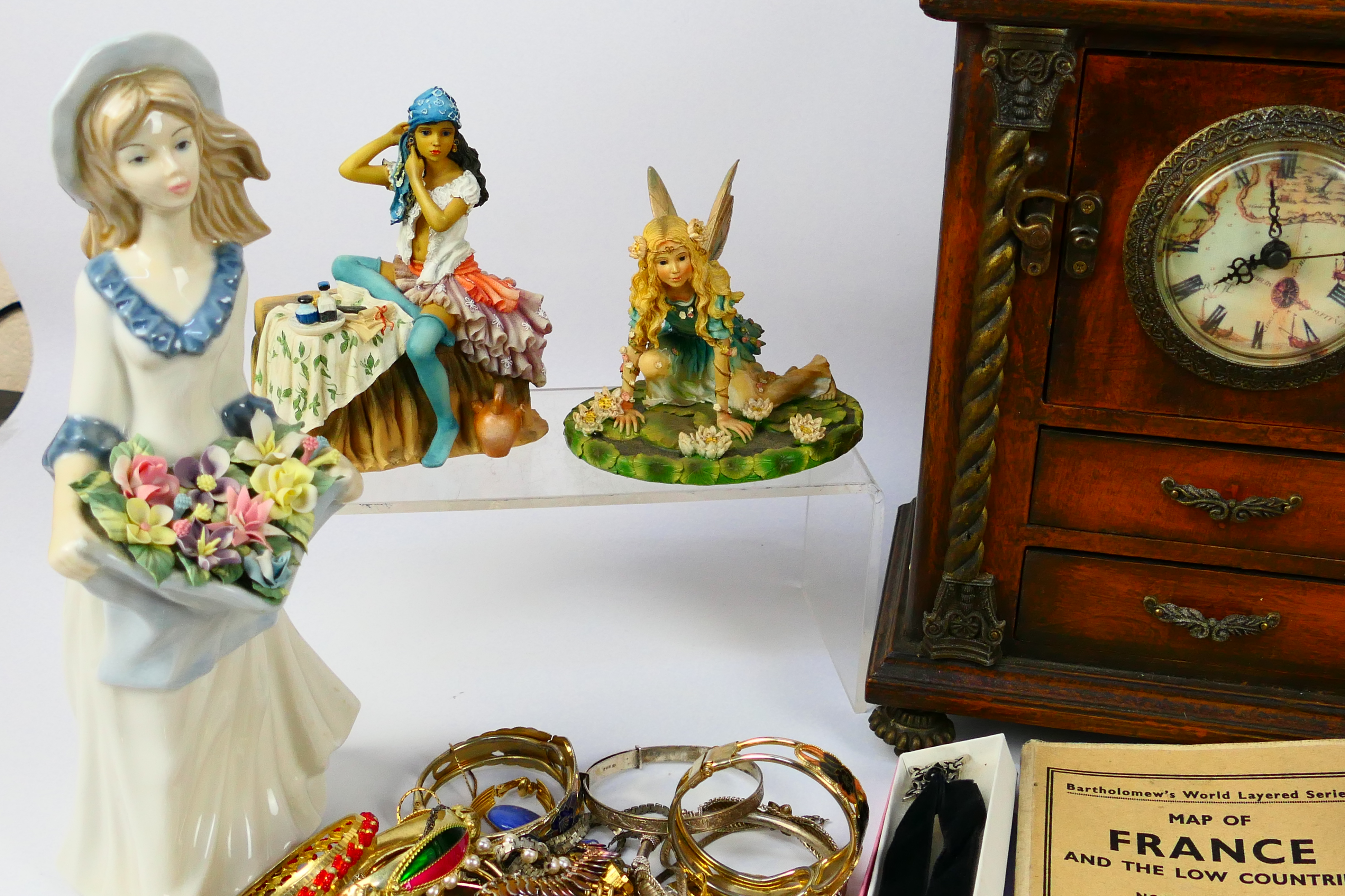 A mixed lot to include ceramics, costume jewellery and other. - Image 4 of 6