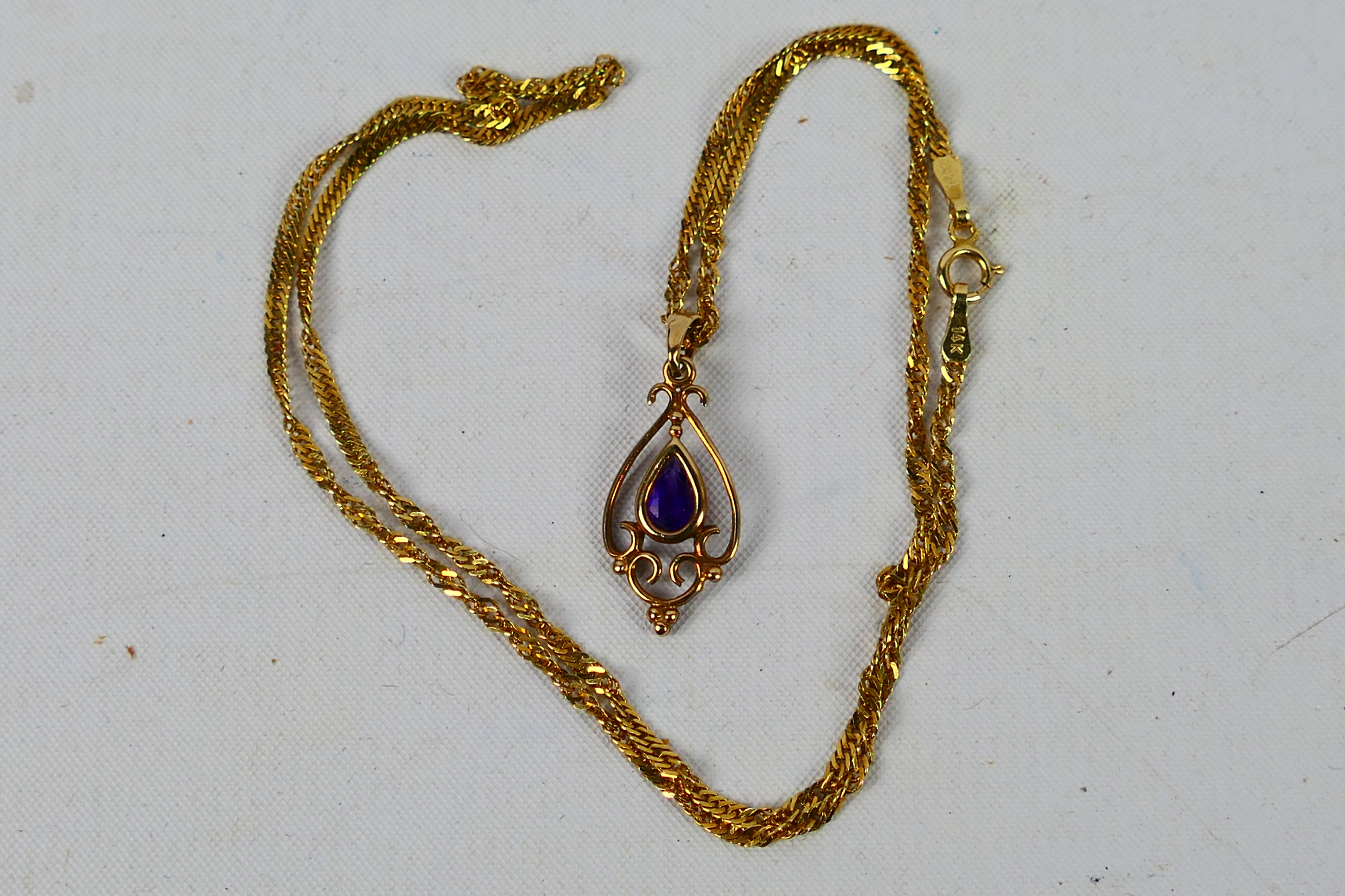 A rose metal pendant set with amethyst with chain stamped 14k, 40 cm (l), approximately 2.