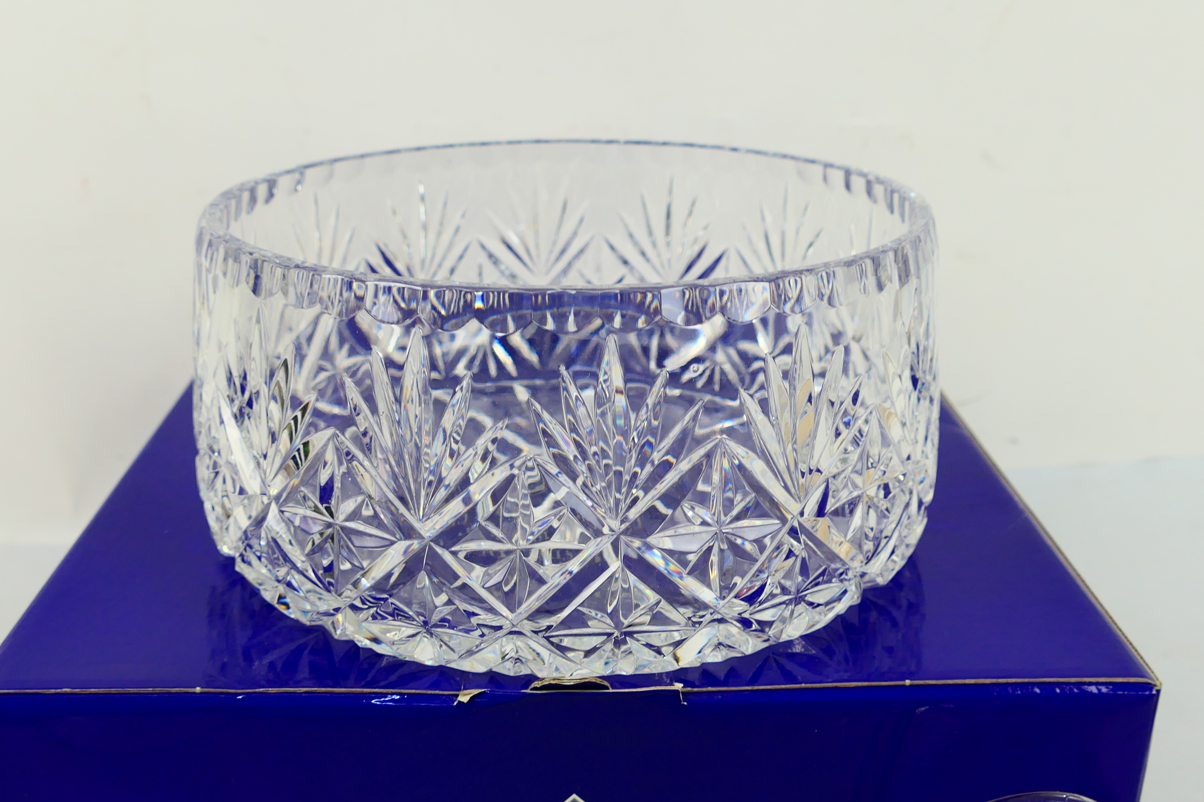 A boxed Edinburgh Crystal bowl, two decorative glass vases and a jug. - Image 4 of 4