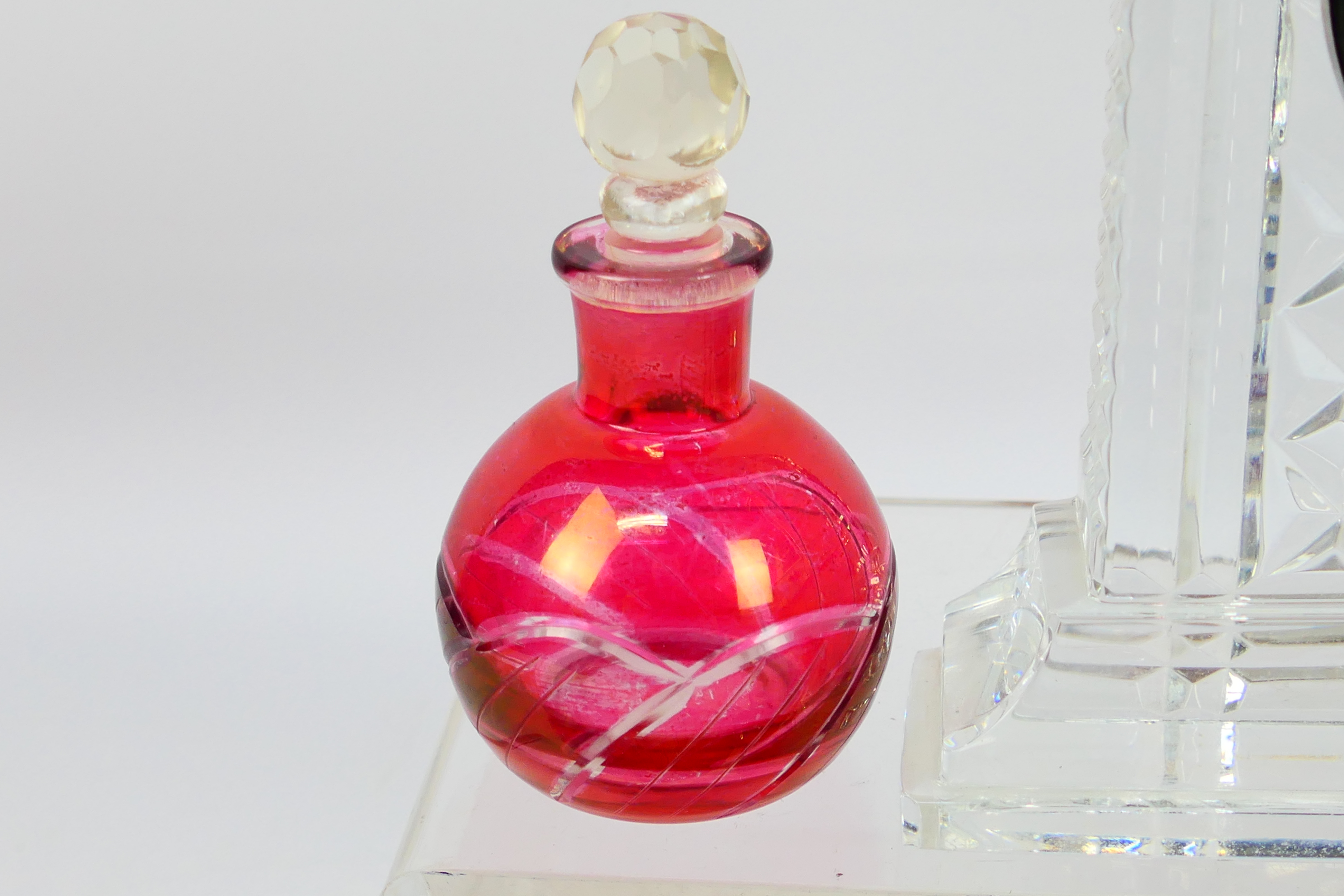 Glassware comprising paperweights to include a millefiore example, - Image 4 of 7