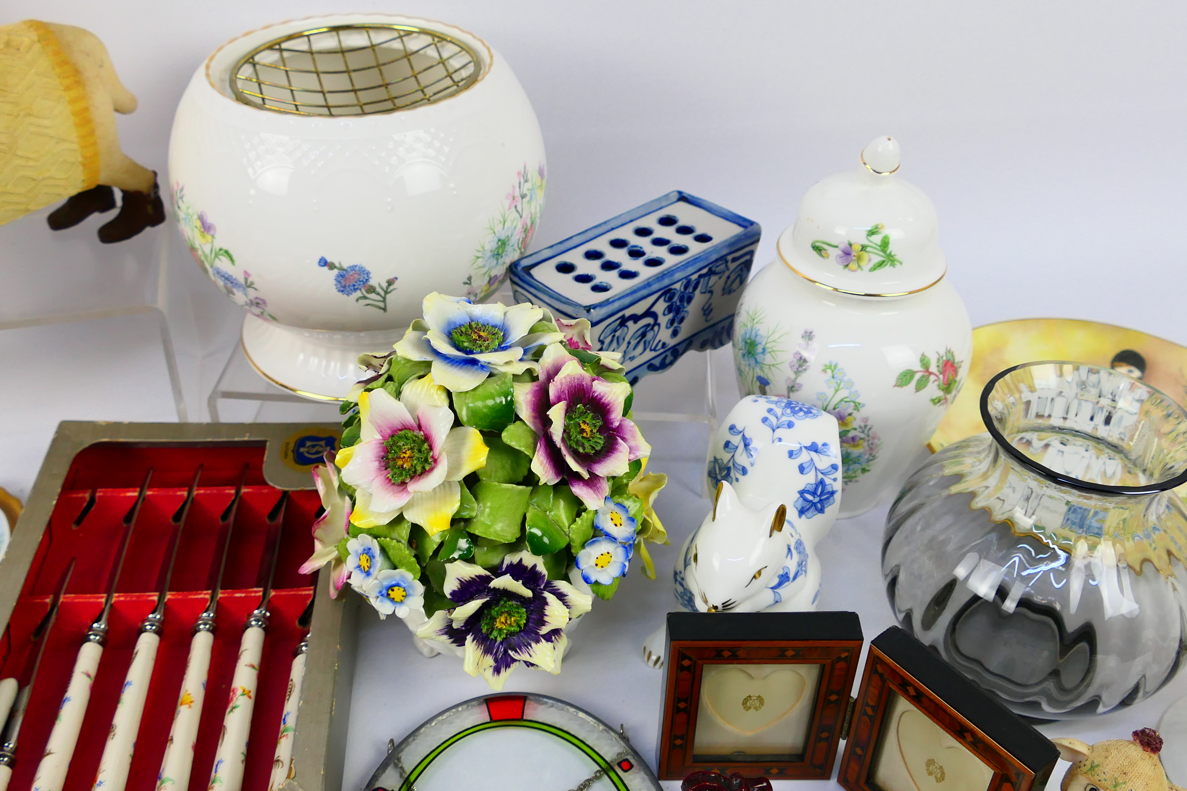 A mixed lot, predominantly ceramics and glassware to include Aynsley, Wedgwood, Minton and other, - Image 5 of 7