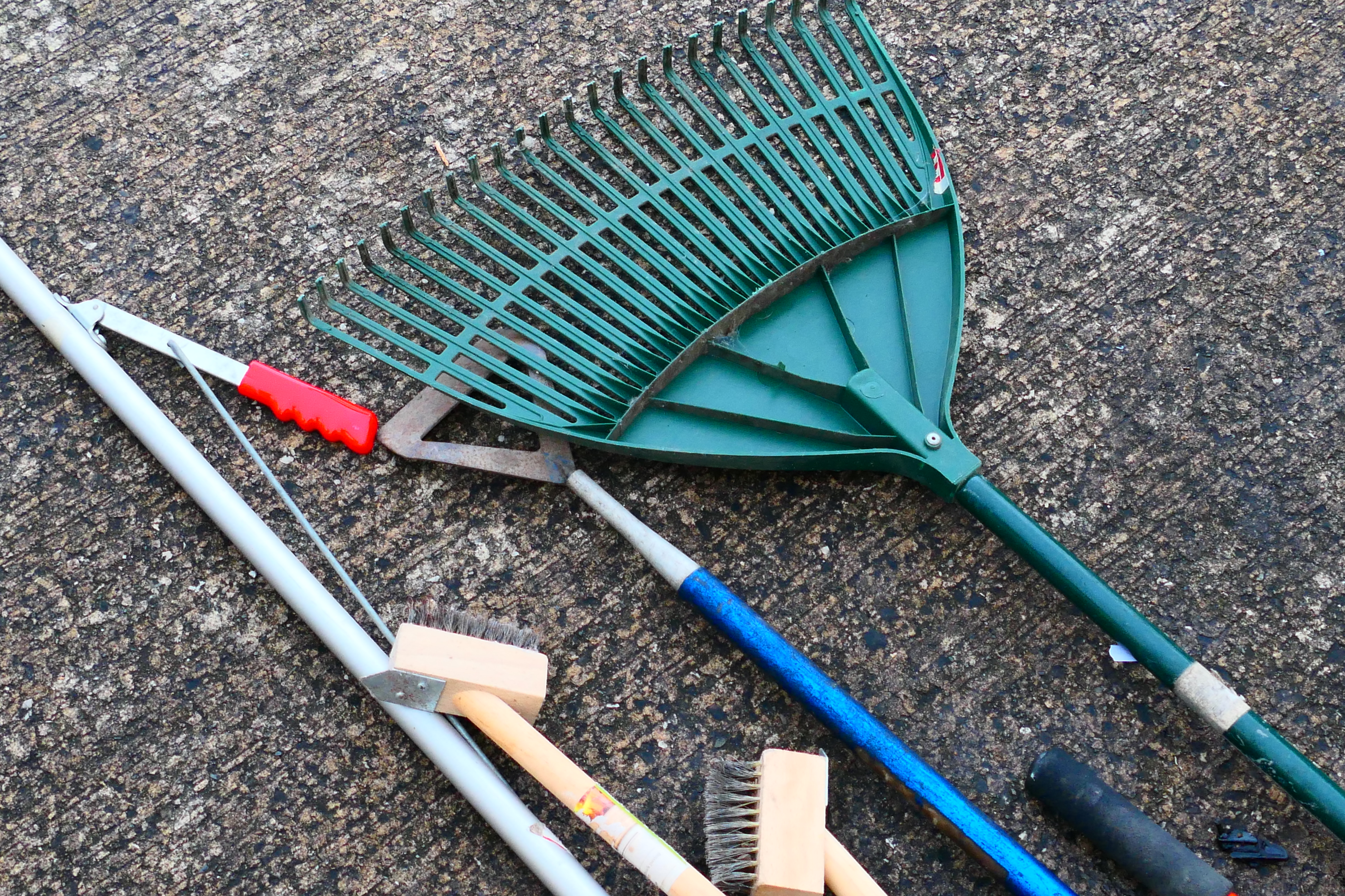 A quantity of various garden tools. - Image 2 of 4