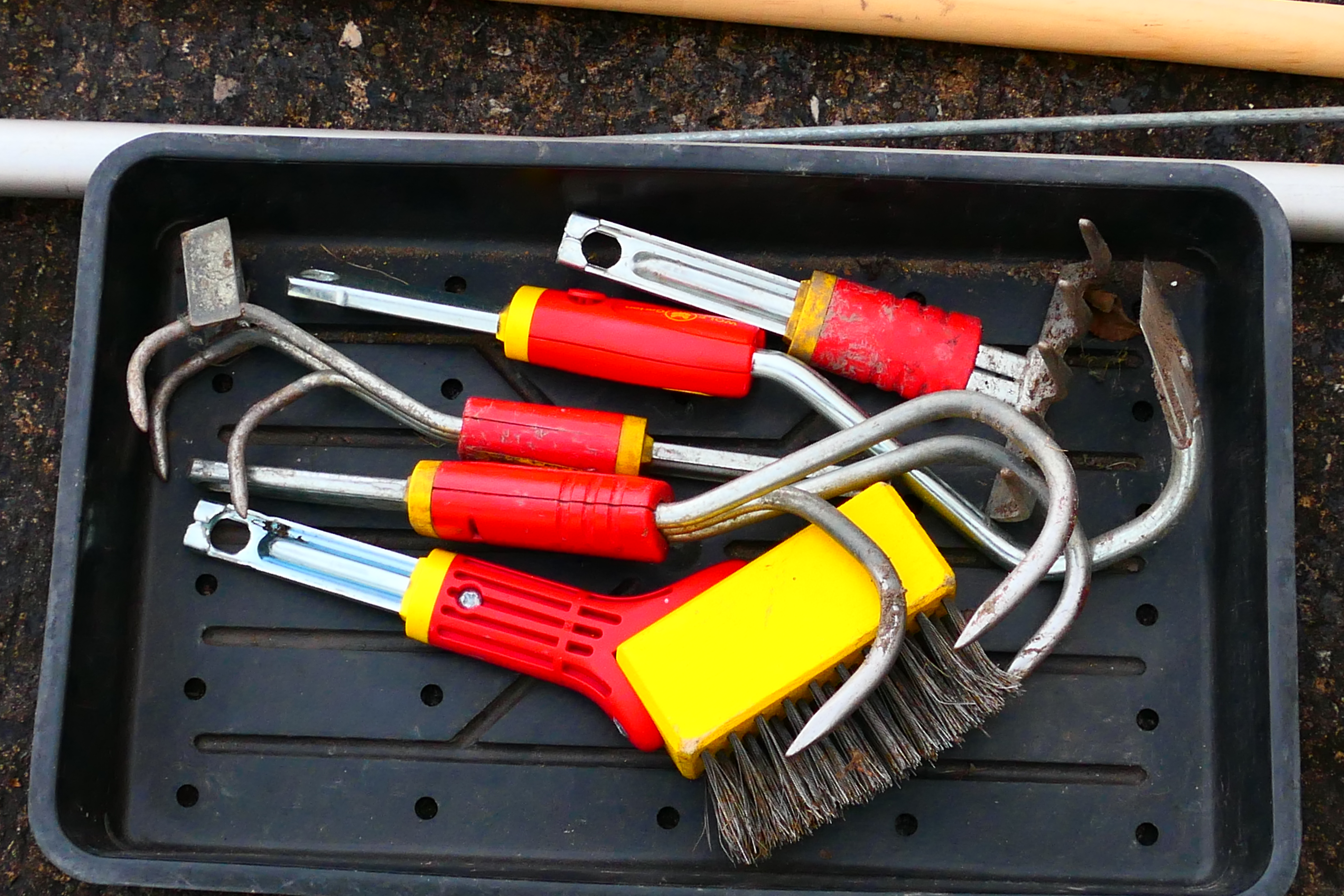 A quantity of various garden tools. - Image 4 of 4