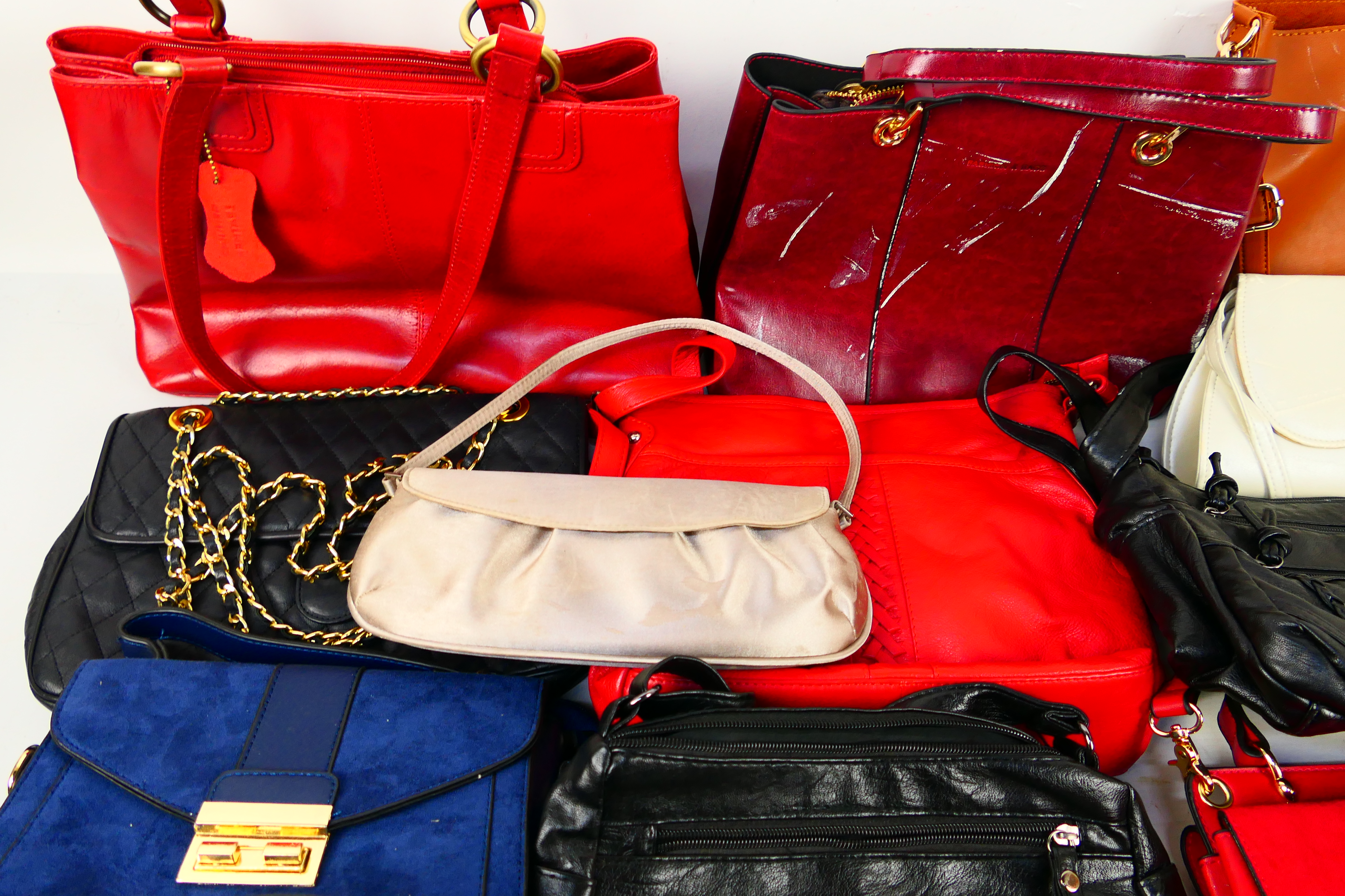 A job lot of predominantly unmarked handbags to include colours of dark blue, dark red, black, - Image 3 of 6