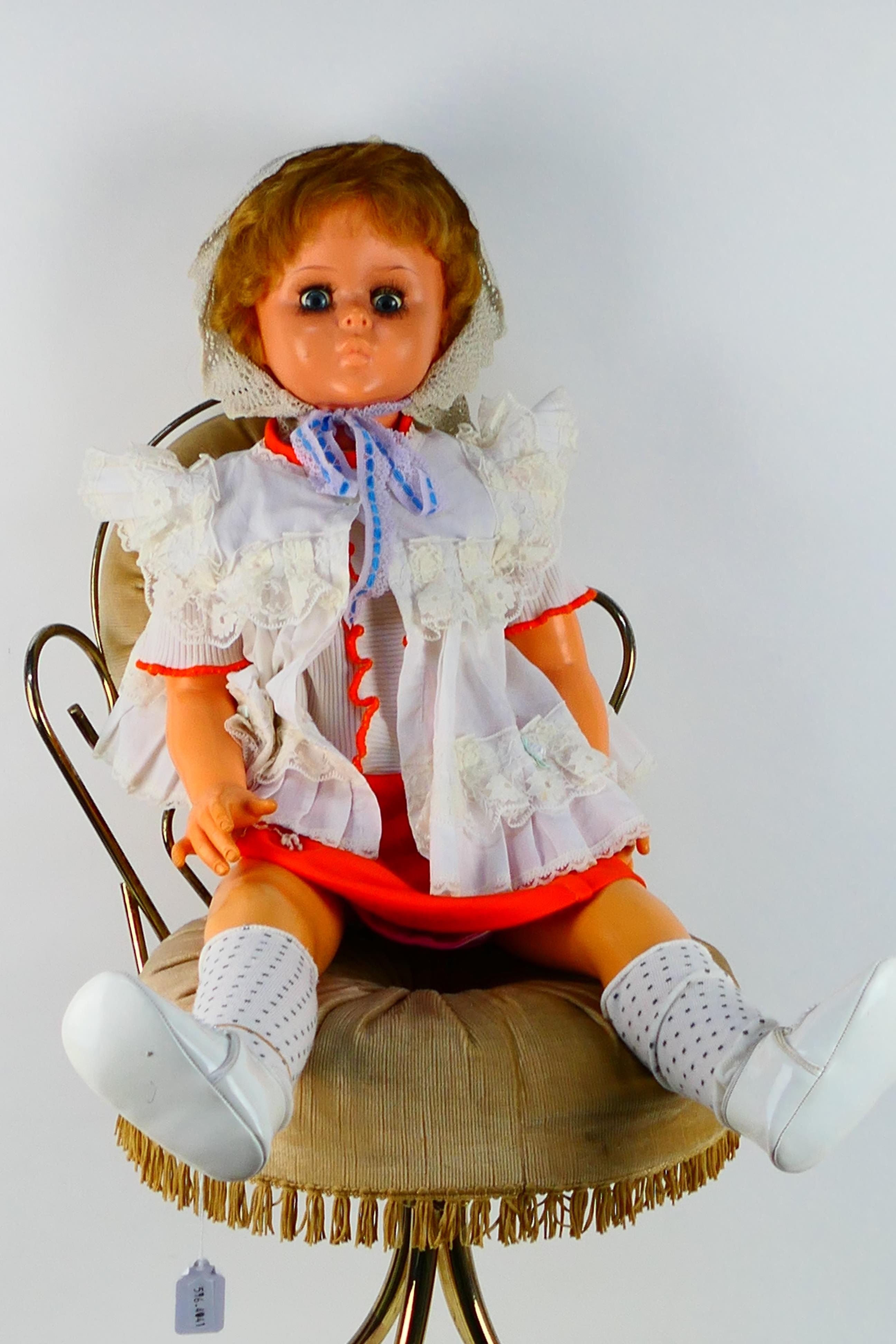 Unknown Maker - A large vintage English made doll with sleeping blue eyes and blonde hair - Image 2 of 4
