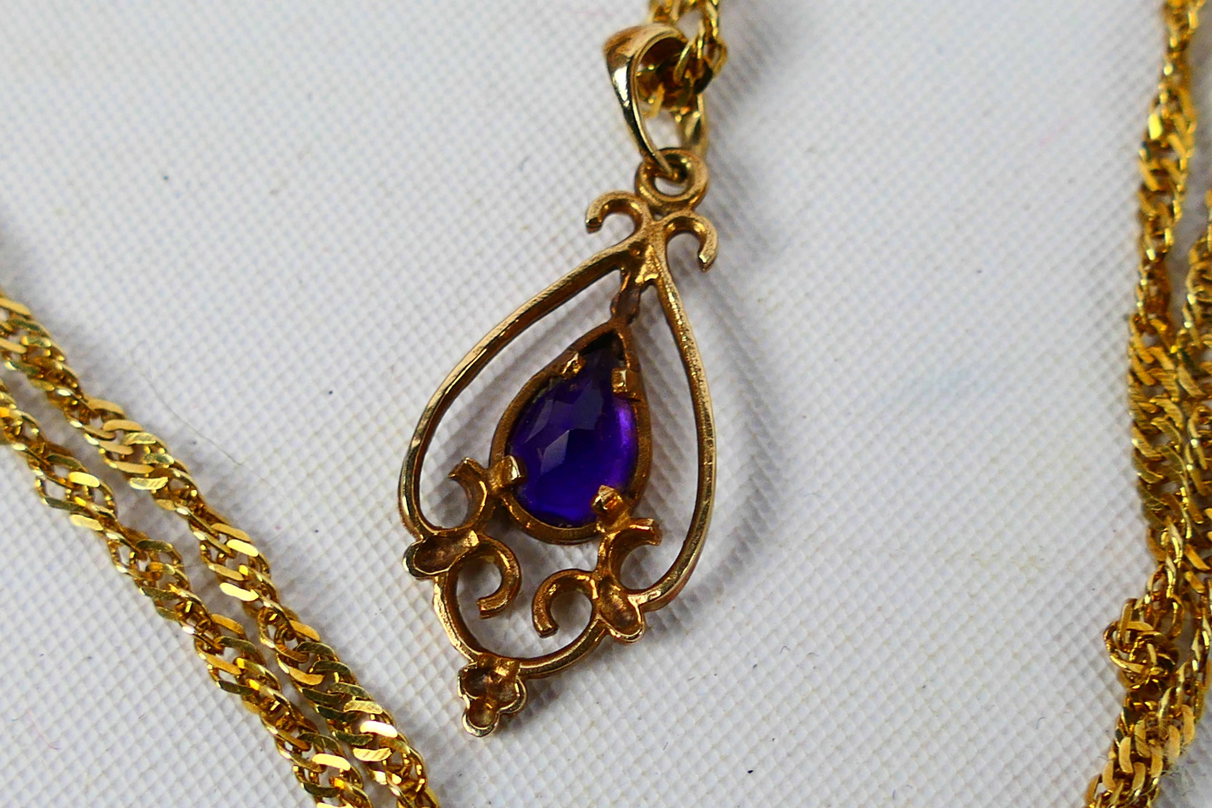 A rose metal pendant set with amethyst with chain stamped 14k, 40 cm (l), approximately 2. - Image 3 of 3