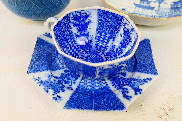 Blue and white wares to include octagonal section cup and saucer, - Image 6 of 6