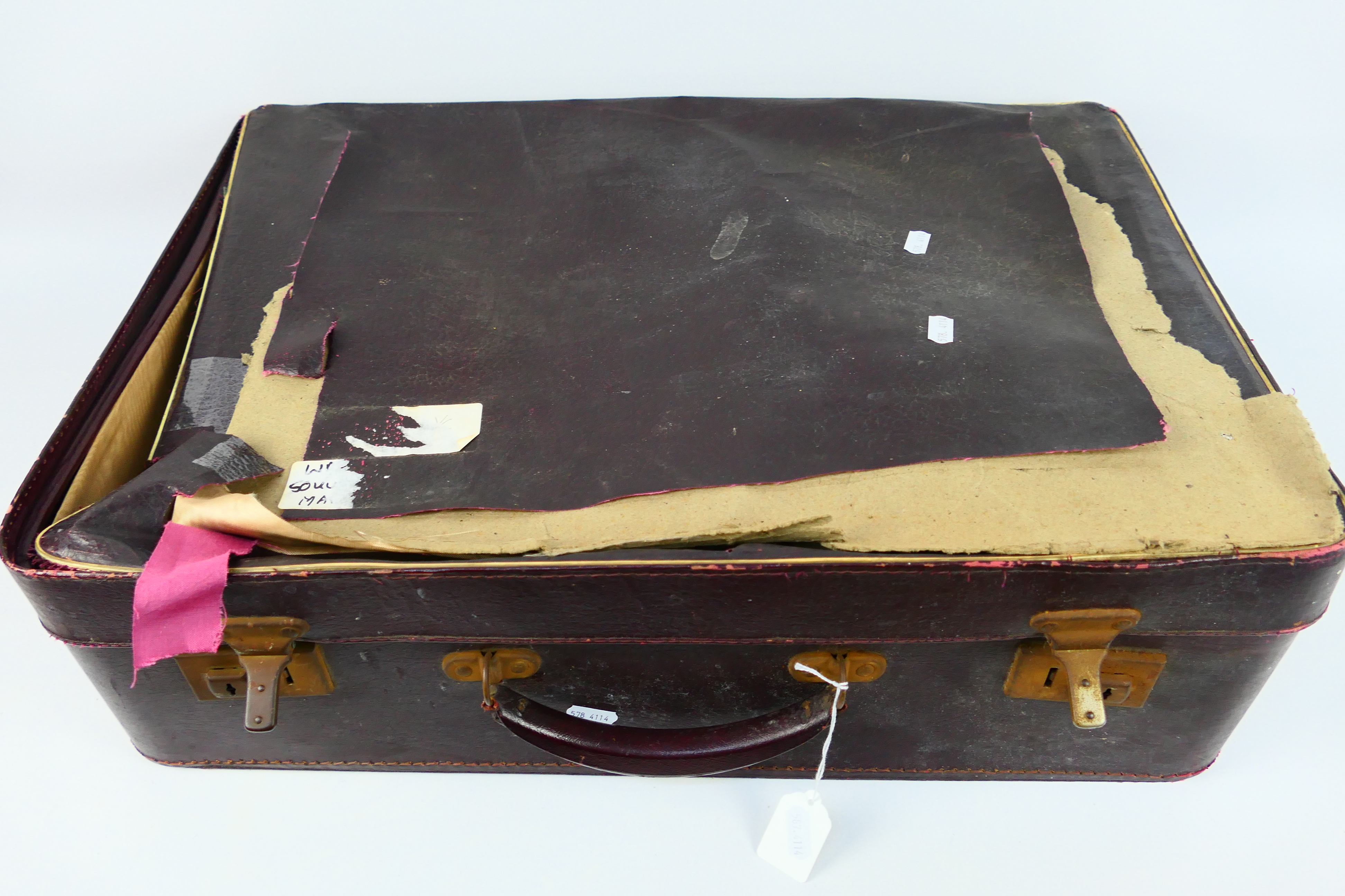 A vintage suitcase containing a large quantity of royal and war related ephemera. - Image 6 of 6