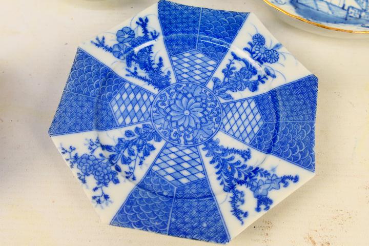 Blue and white wares to include octagonal section cup and saucer, - Image 3 of 6