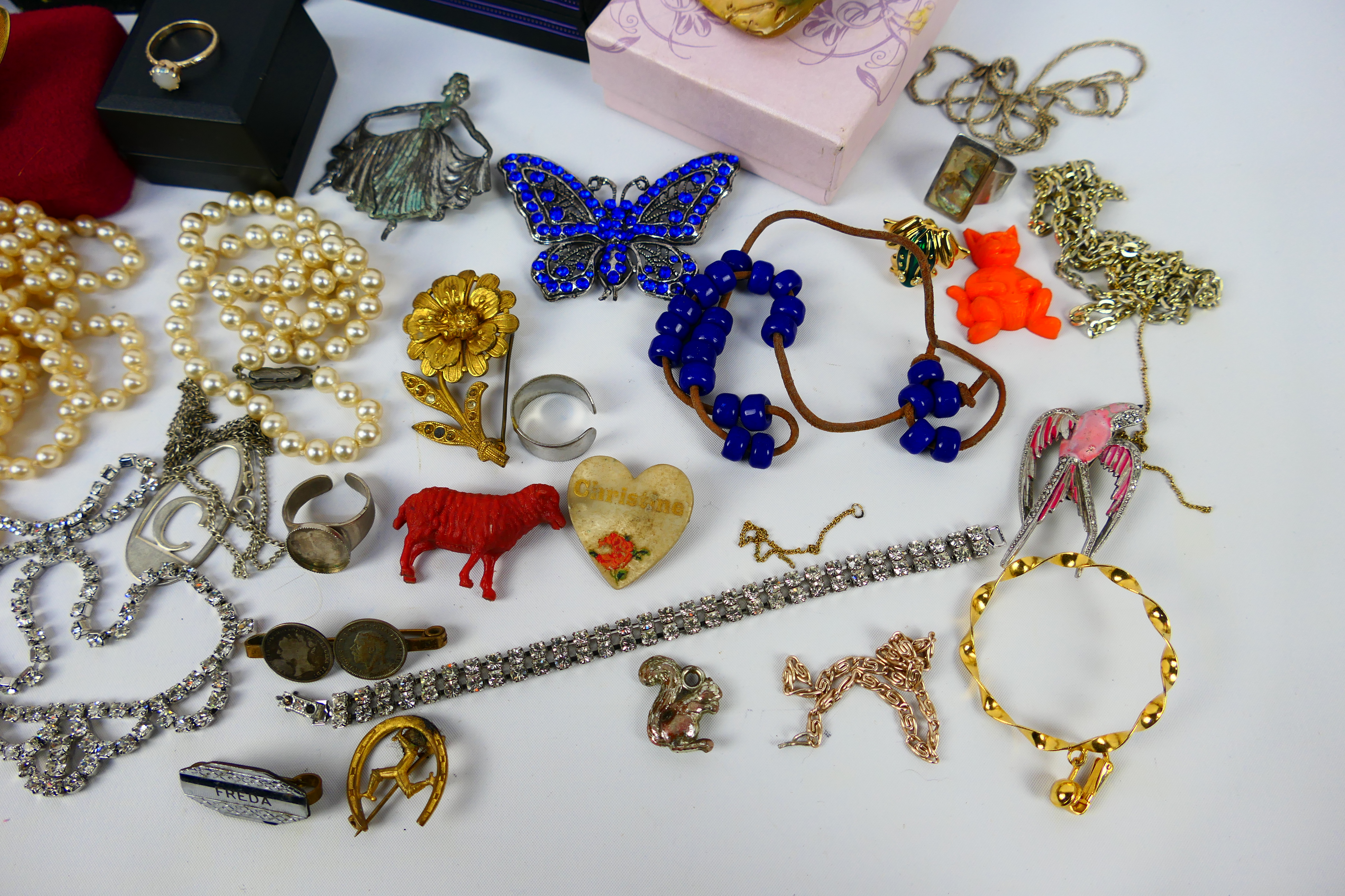 A collection of costume jewellery to include silver bangle, brooches, rings and similar. - Image 9 of 9