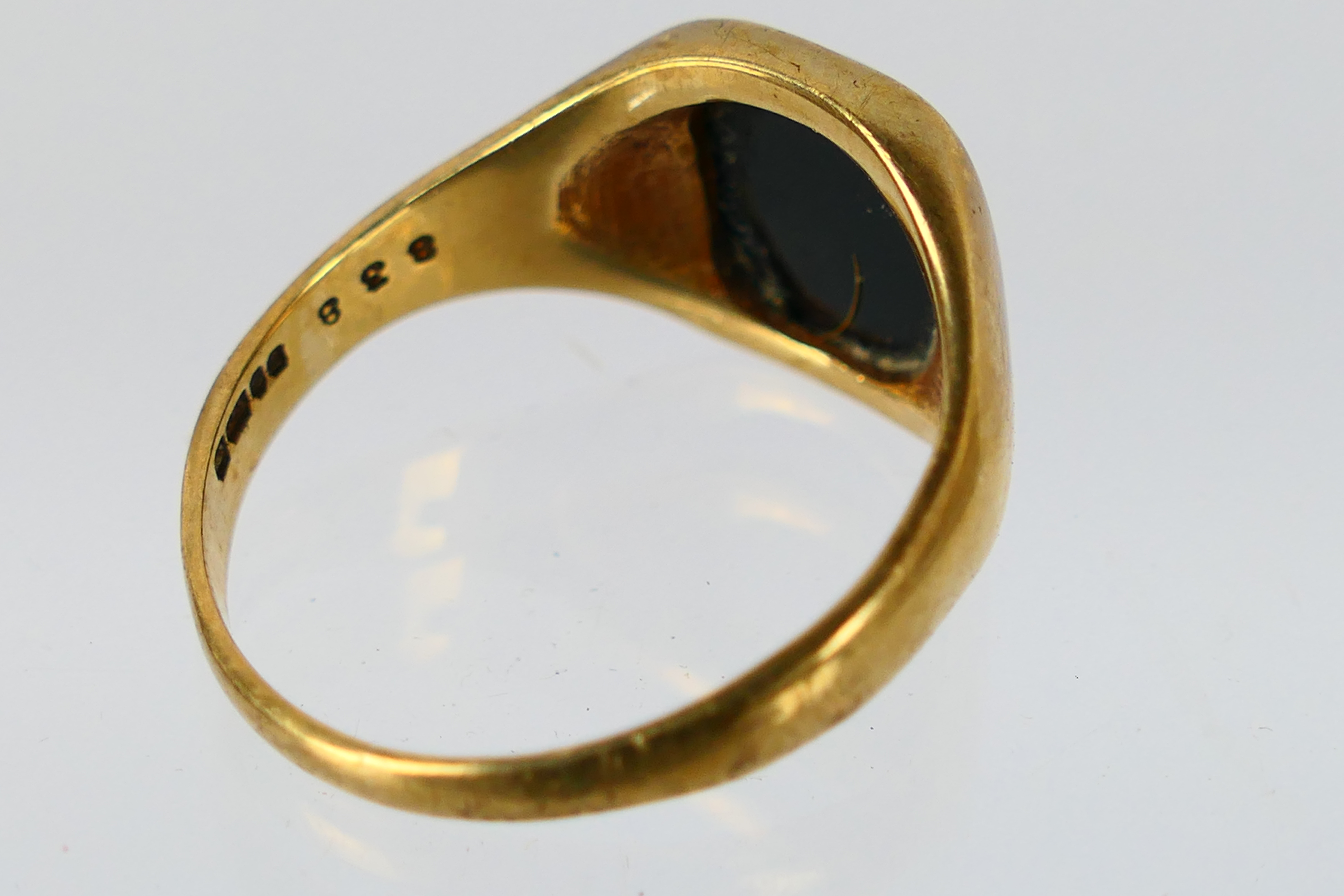 A 9ct yellow gold onyx ring, size X, approximately 5.5 grams. - Image 3 of 4