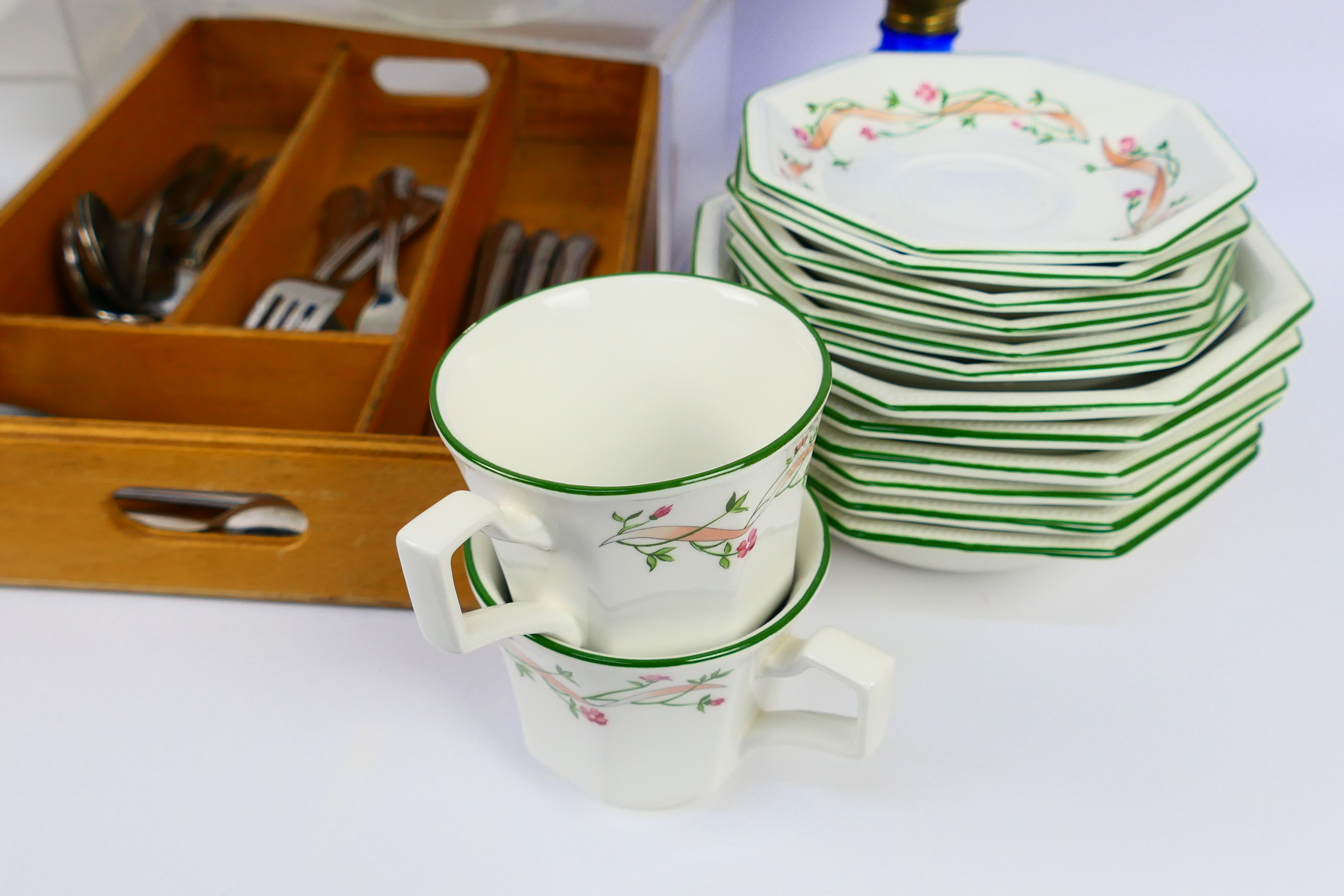 A quantity of Johnson Brothers Eternal Beau dinner wares, - Image 3 of 8