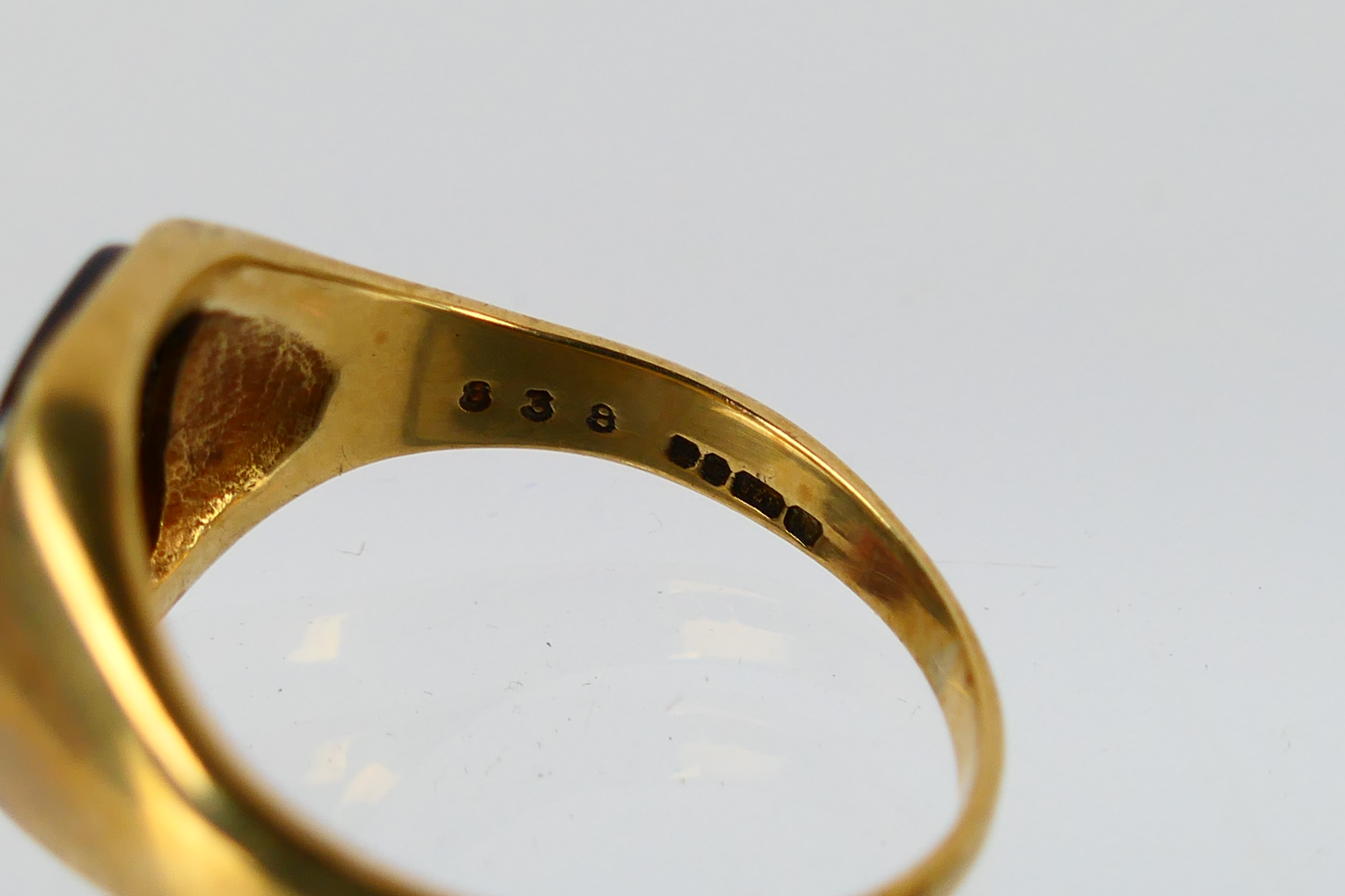 A 9ct yellow gold onyx ring, size X, approximately 5.5 grams. - Image 4 of 4
