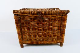 An antique wicker fishing basket / creel, 34 cm x 47 cm x 33 cm.